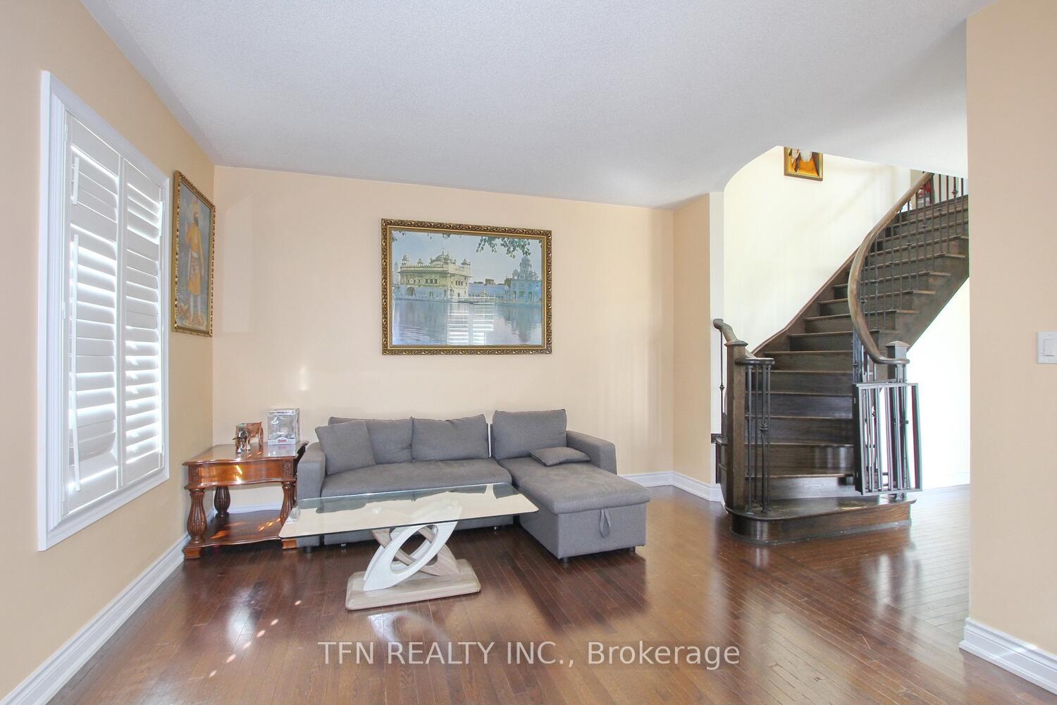 Photo 13 of 1 Beacon Hill Drive, Brampton, Credit Valley — HOMEH