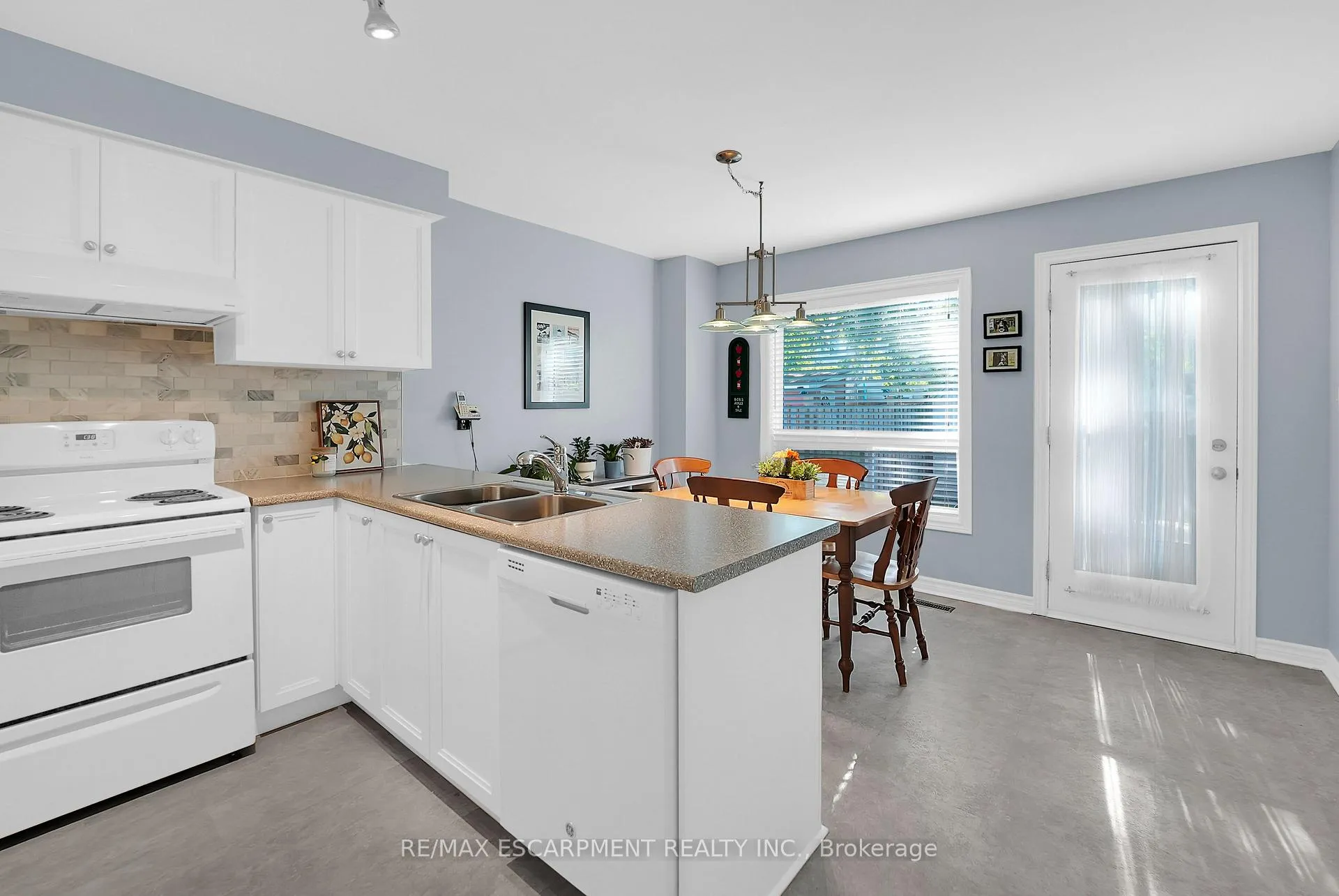 Photo 10 of 15 Hedgelawn Drive, Grimsby, Grimsby East — HOMEH