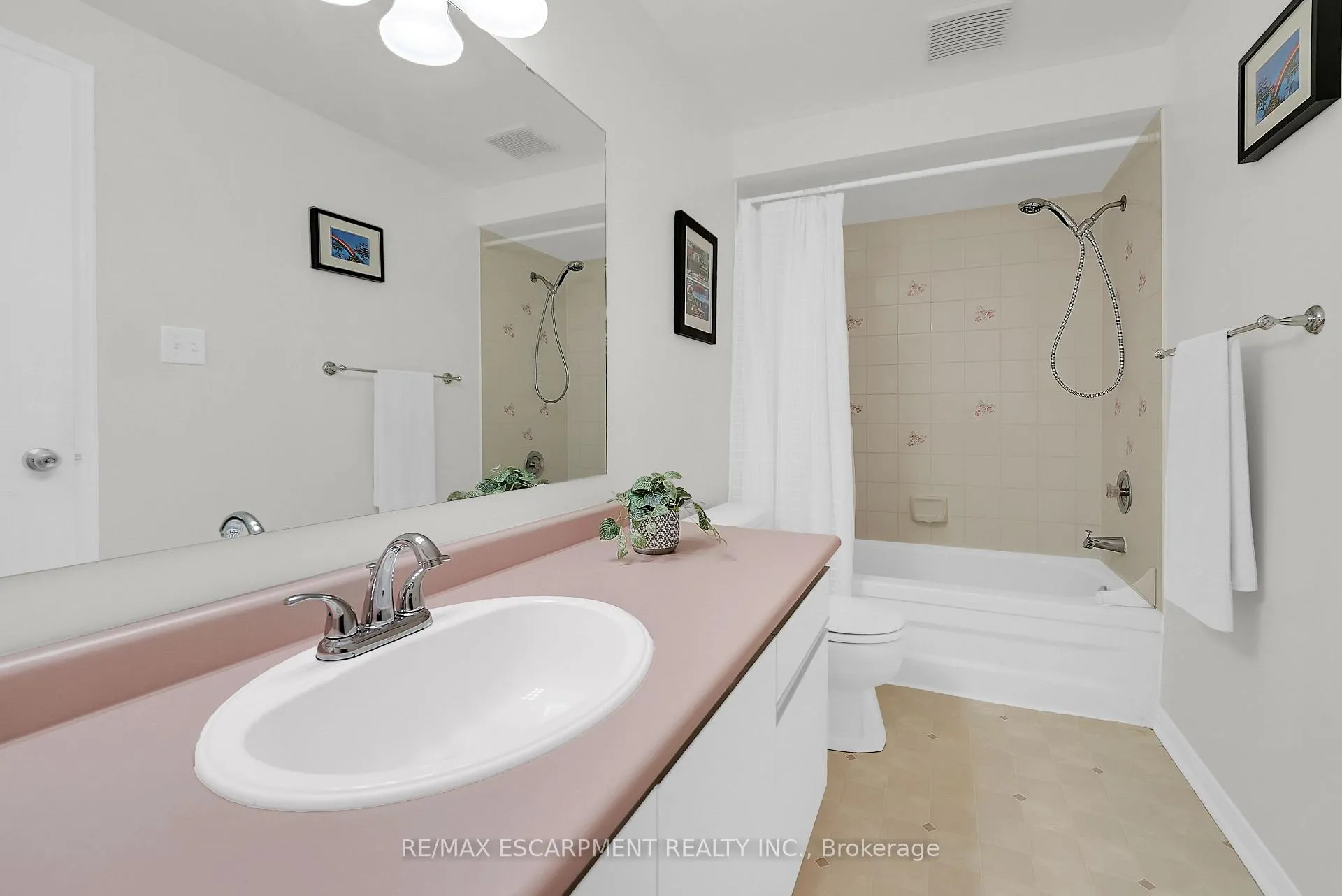 Photo 18 of 15 Hedgelawn Drive, Grimsby, Grimsby East — HOMEH