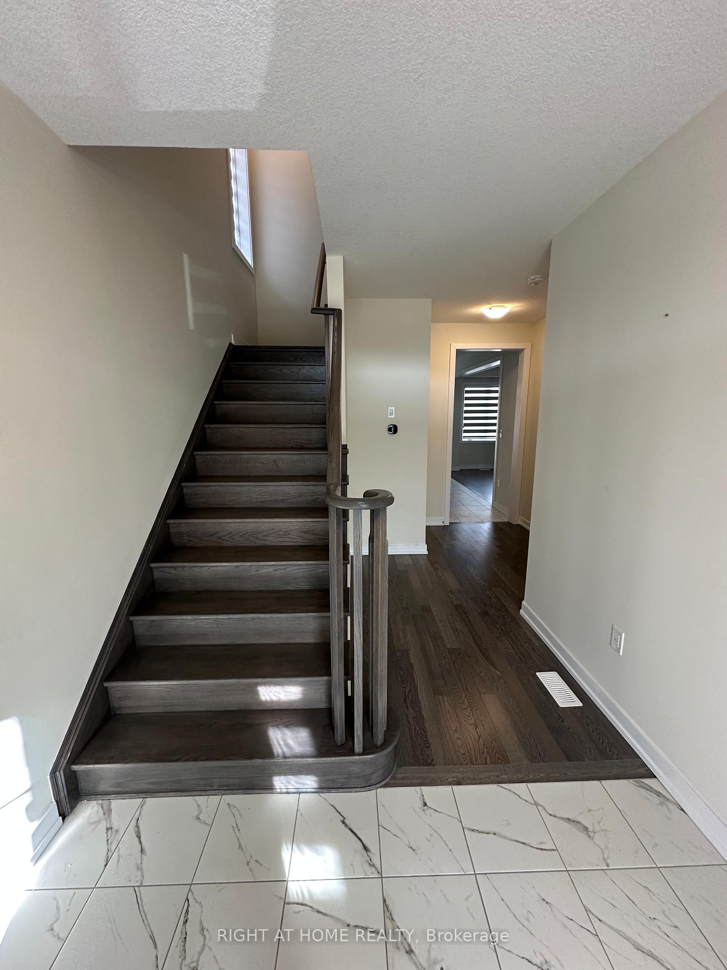 Photo 2 of 39 Wintergreen Crescent, Haldimand — HOMEH