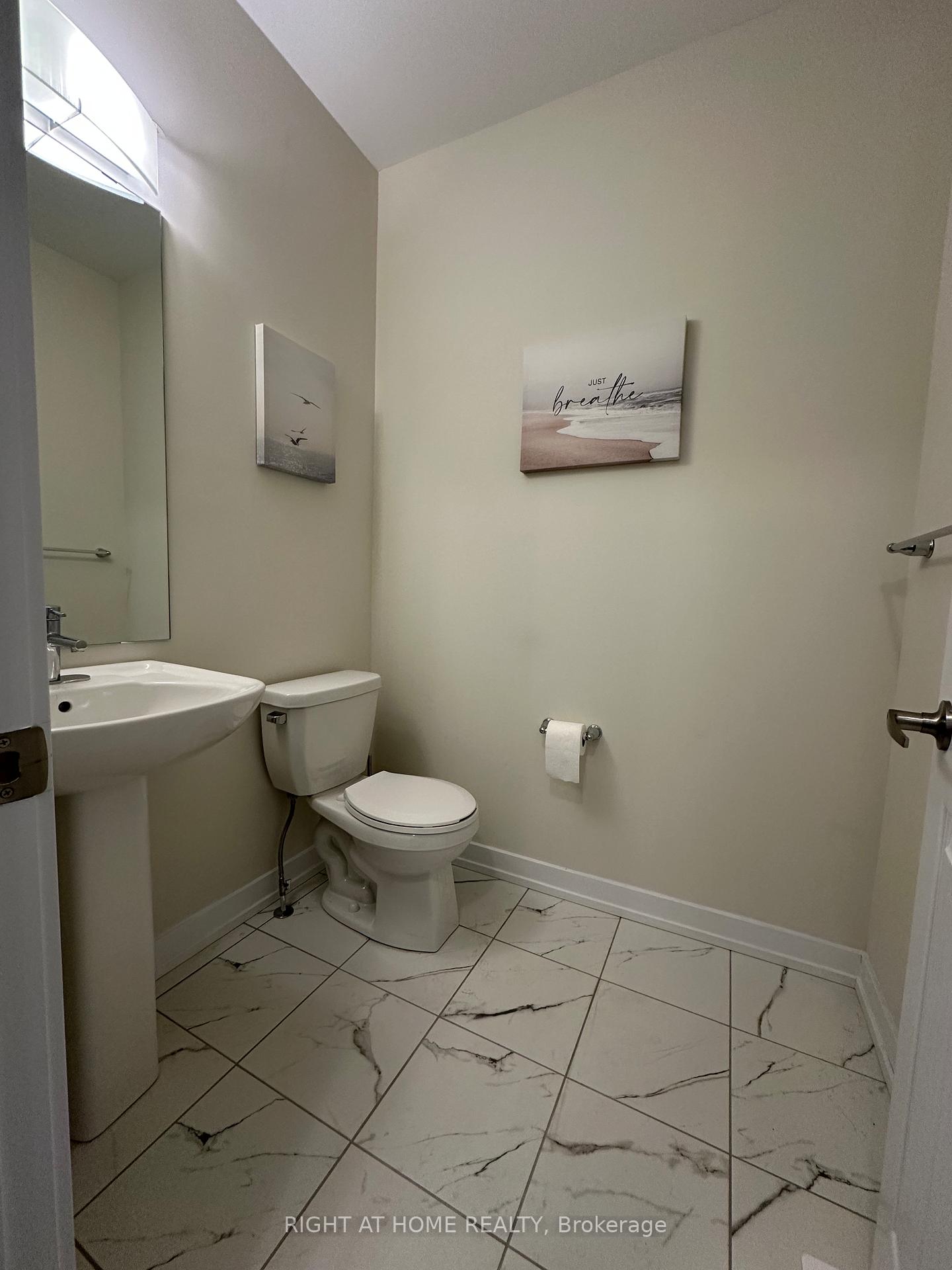 Photo 4 of 39 Wintergreen Crescent, Haldimand — HOMEH