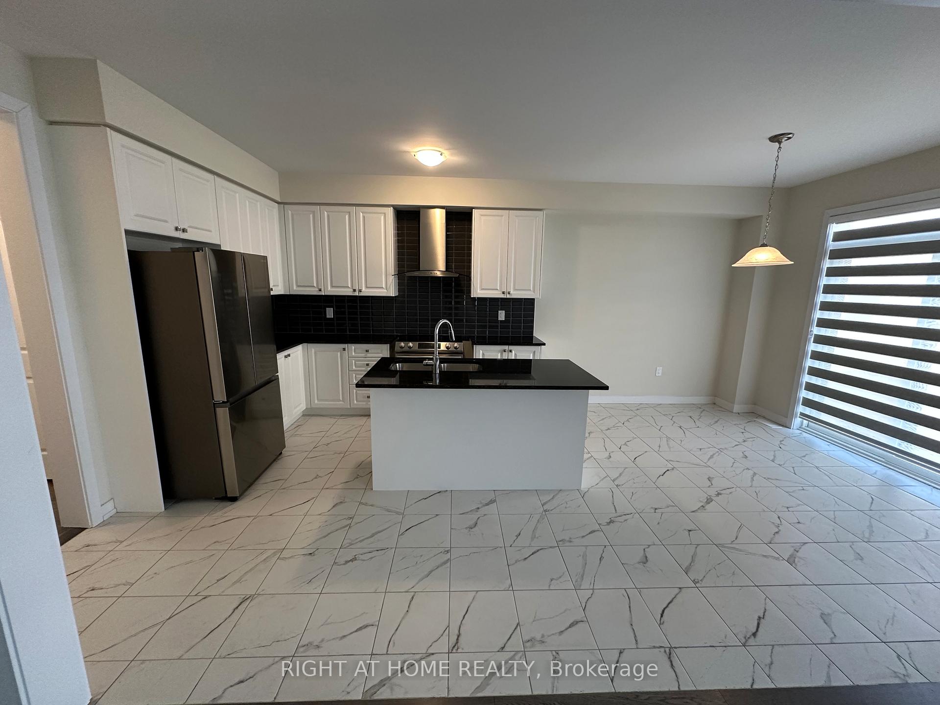 Photo 5 of 39 Wintergreen Crescent, Haldimand — HOMEH