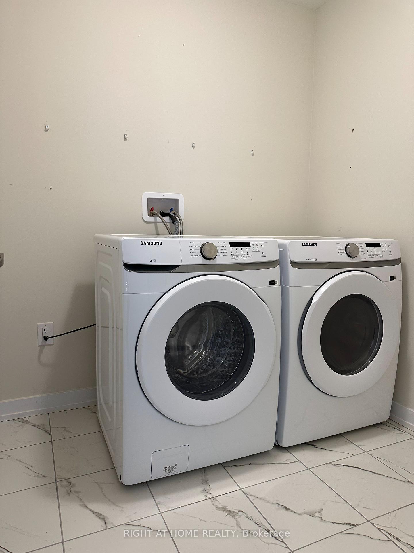 Photo 10 of 39 Wintergreen Crescent, Haldimand — HOMEH