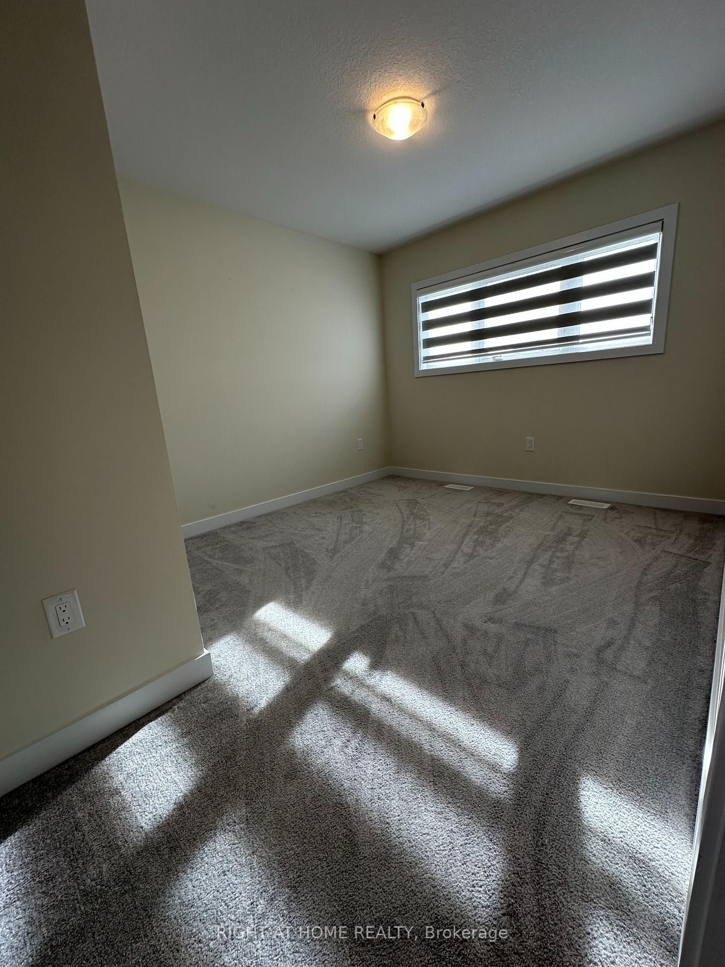 Photo 14 of 39 Wintergreen Crescent, Haldimand — HOMEH
