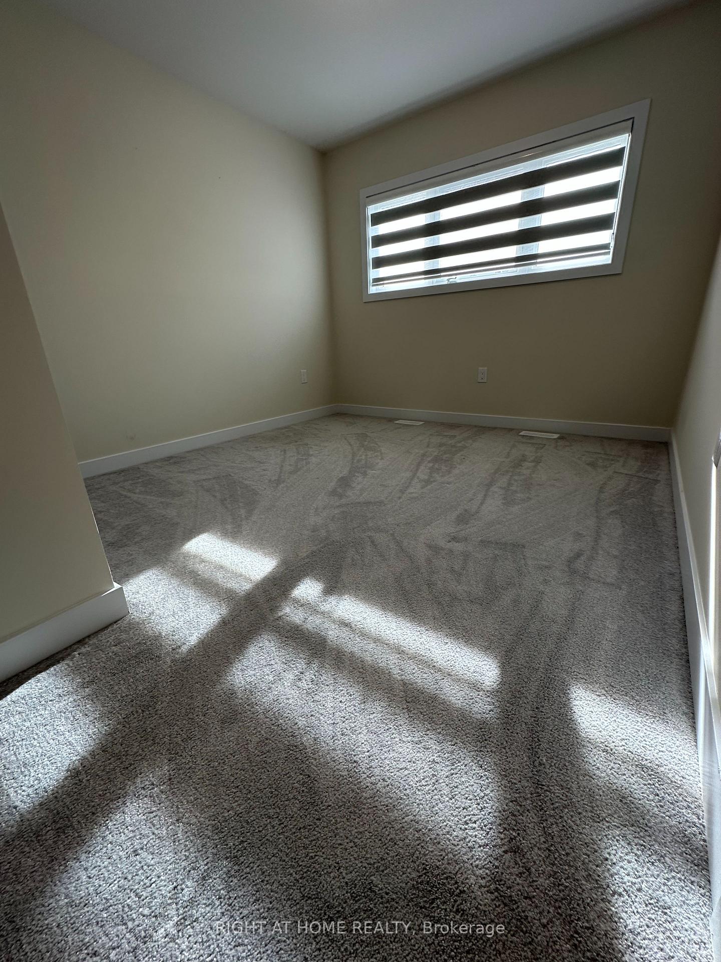 Photo 15 of 39 Wintergreen Crescent, Haldimand — HOMEH