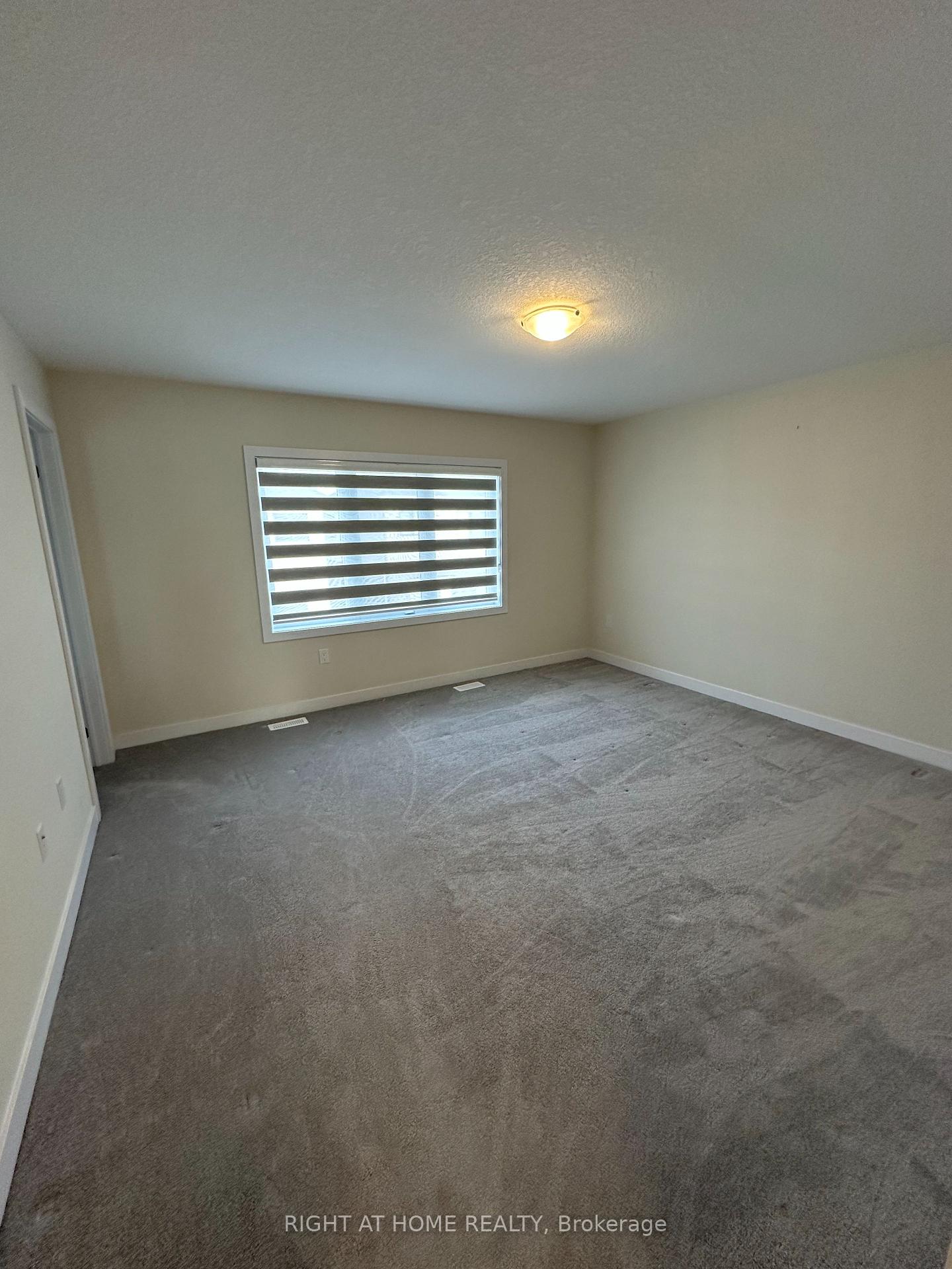 Photo 18 of 39 Wintergreen Crescent, Haldimand — HOMEH