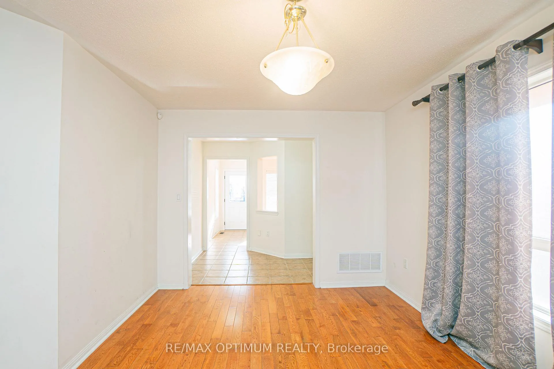 Photo 4 of 198 Fandango Drive, Brampton, Credit Valley — HOMEH