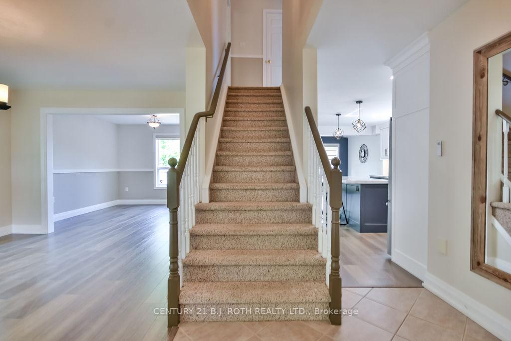 Photo 4 of 1 Golden Eagle Way, Barrie, Little Lake — HOMEH