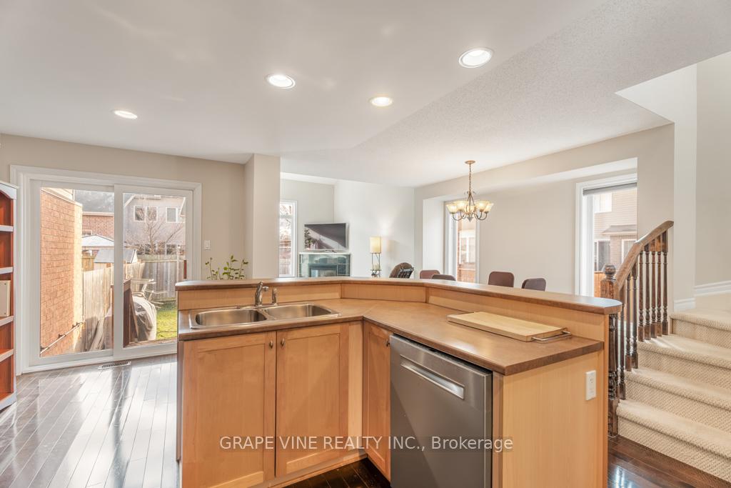 Photo 9 of 349 Grey Seal Circle, Ottawa, Riverside South/Gloucester Glen — HOMEH