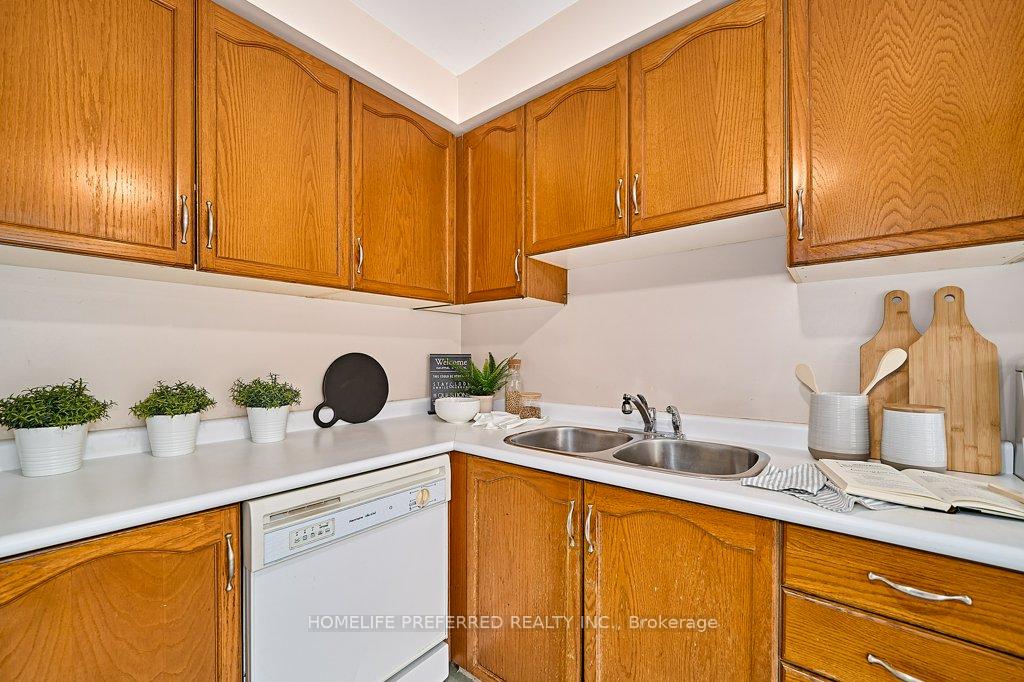 Photo 4 of 56 Champine Square, Clarington, Bowmanville — HOMEH