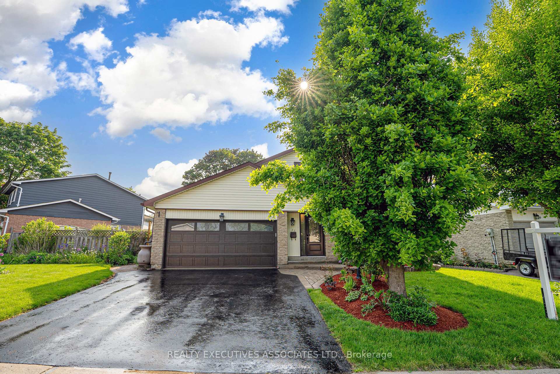 Photo 2 of 27 Morgandale Crescent, Clarington, Bowmanville — HOMEH