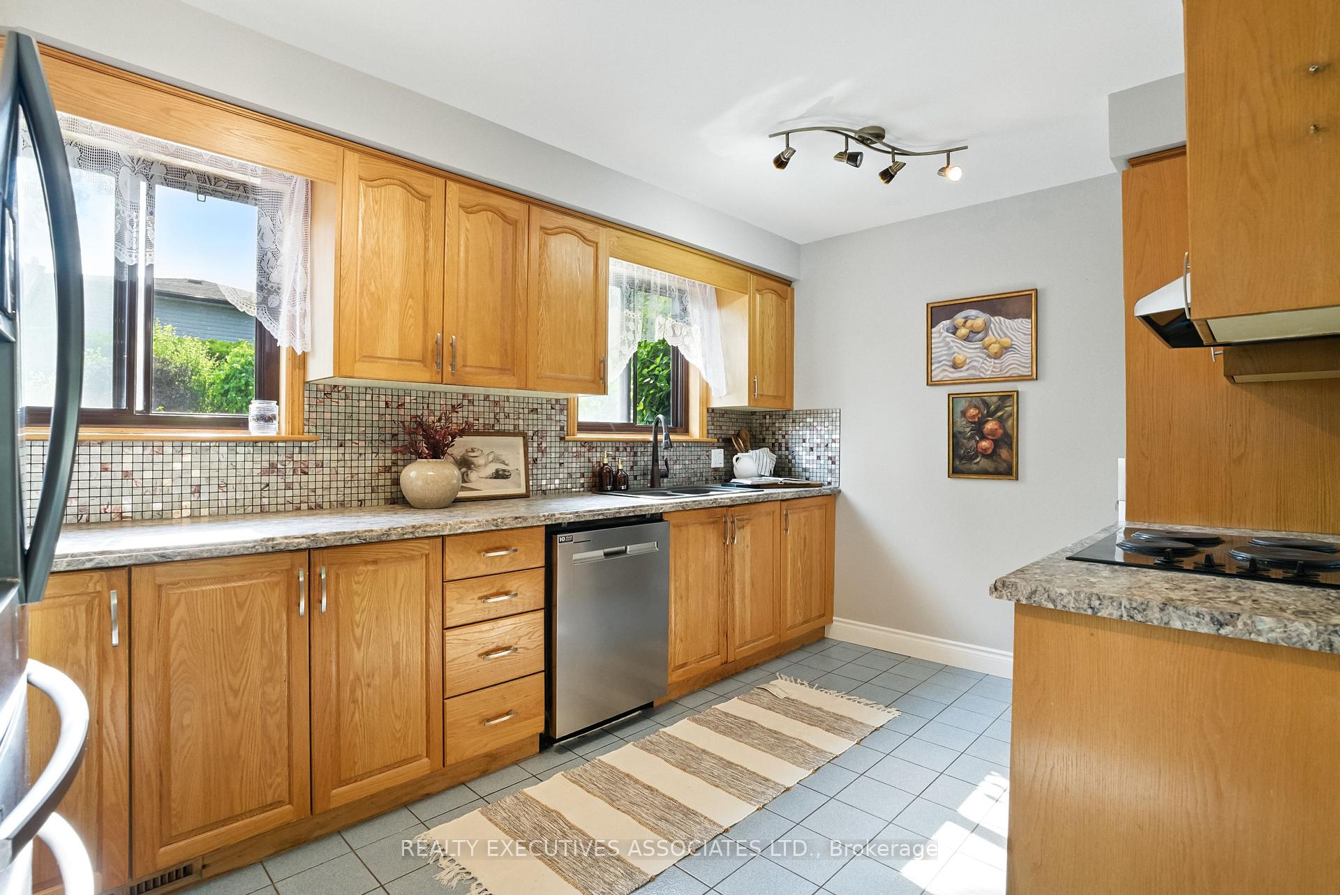 Photo 12 of 27 Morgandale Crescent, Clarington, Bowmanville — HOMEH