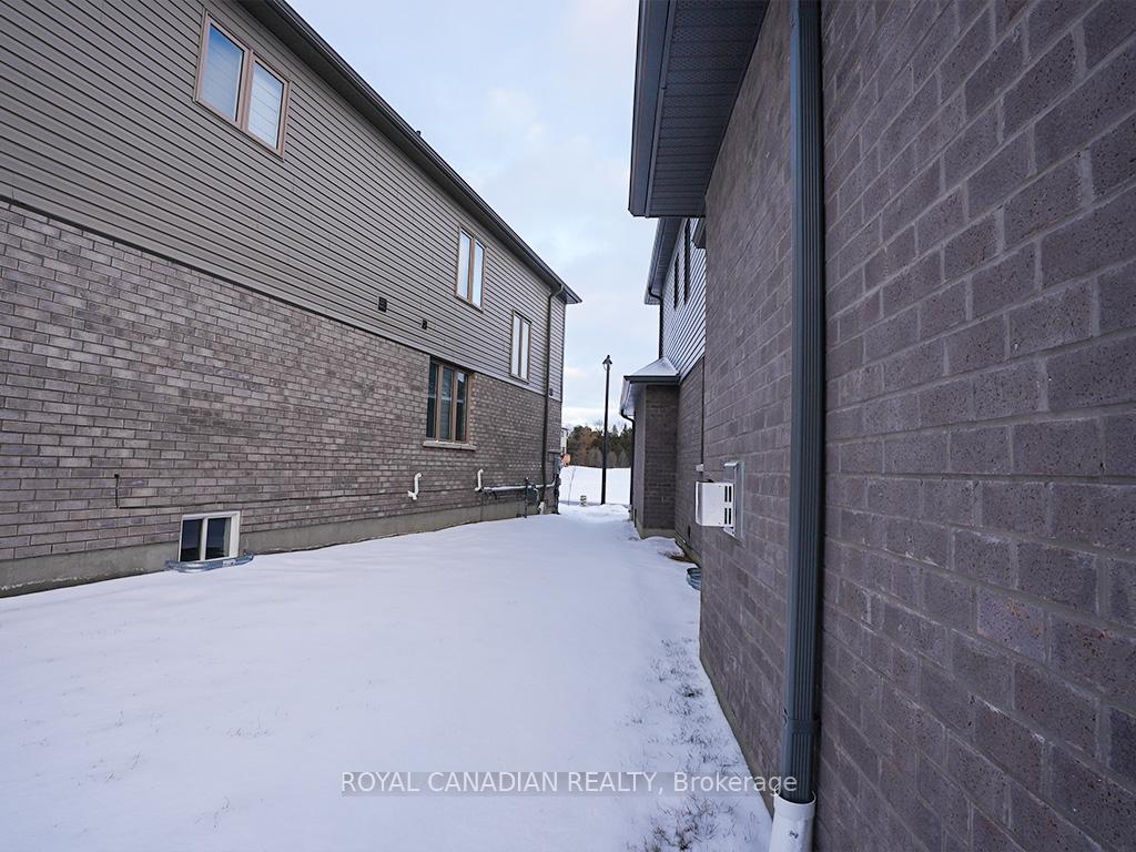 Photo 41 of 37 Gilham Way N, Brant, Paris — HOMEH