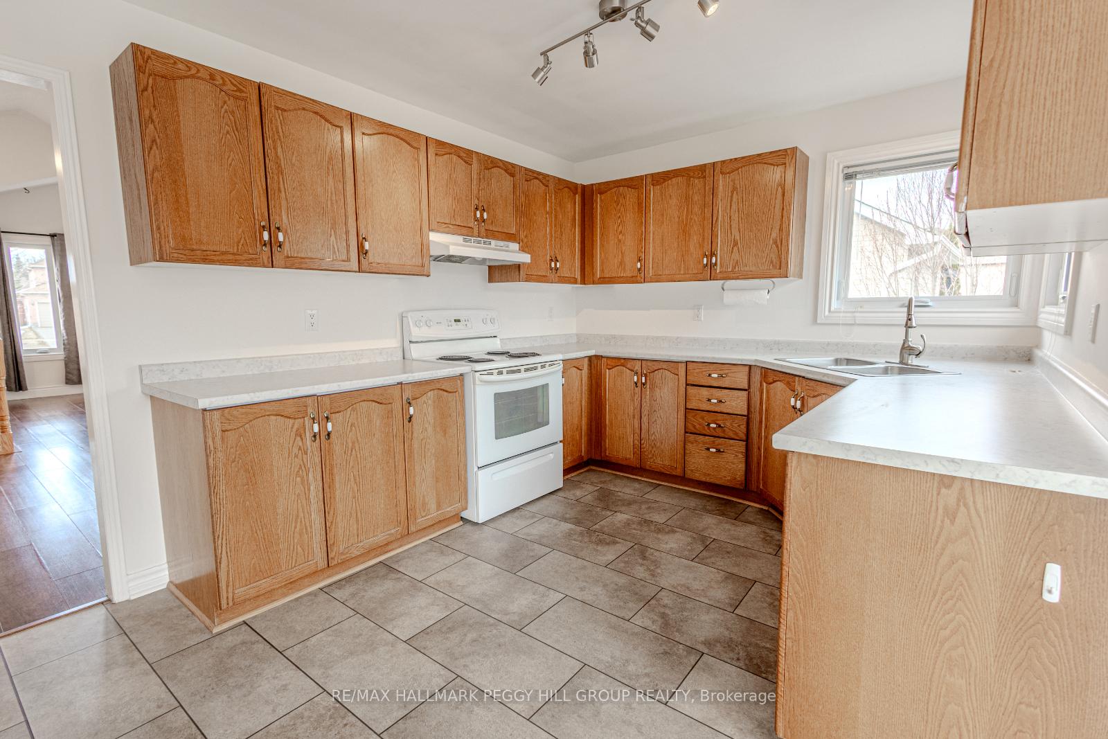 Photo 5 of 70 Hurst Drive, Barrie, Bayshore — HOMEH