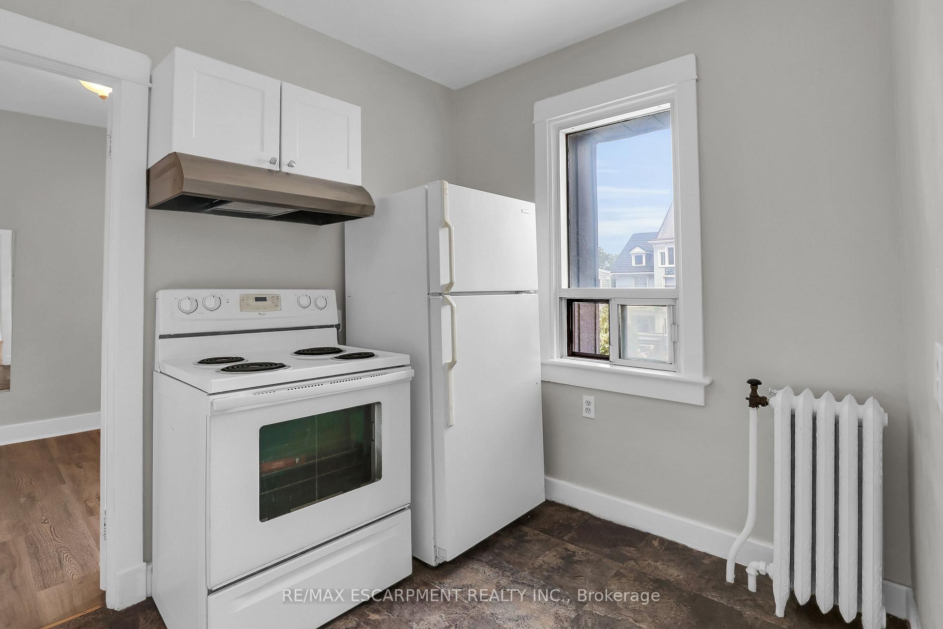 Photo 10 of Unit 3, 13 Main Street W, Grimsby, Grimsby East — HOMEH