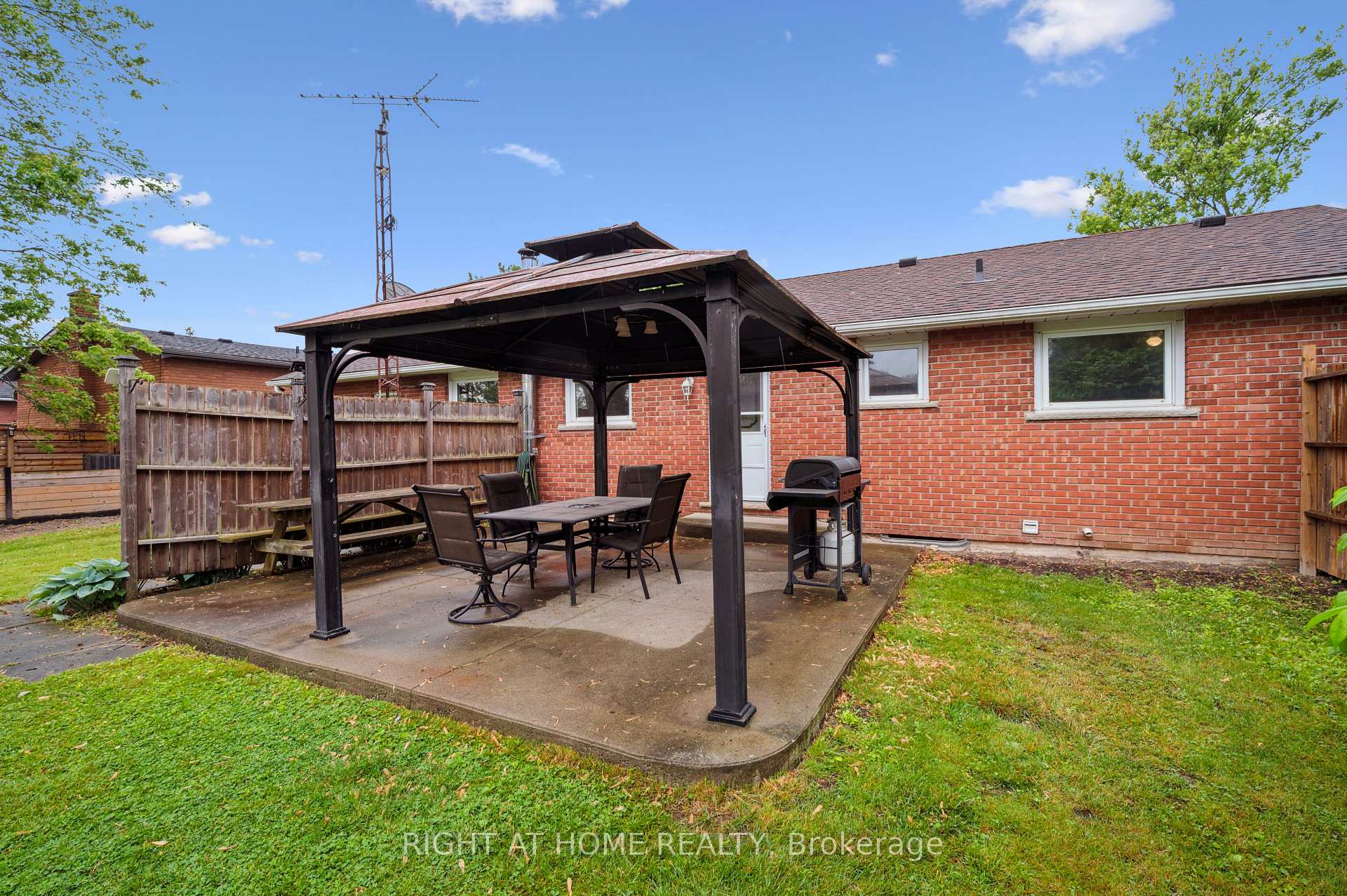 Photo 3 of 3567 South Grimsby 12 Road, Grimsby, Grimsby Escarpment — HOMEH