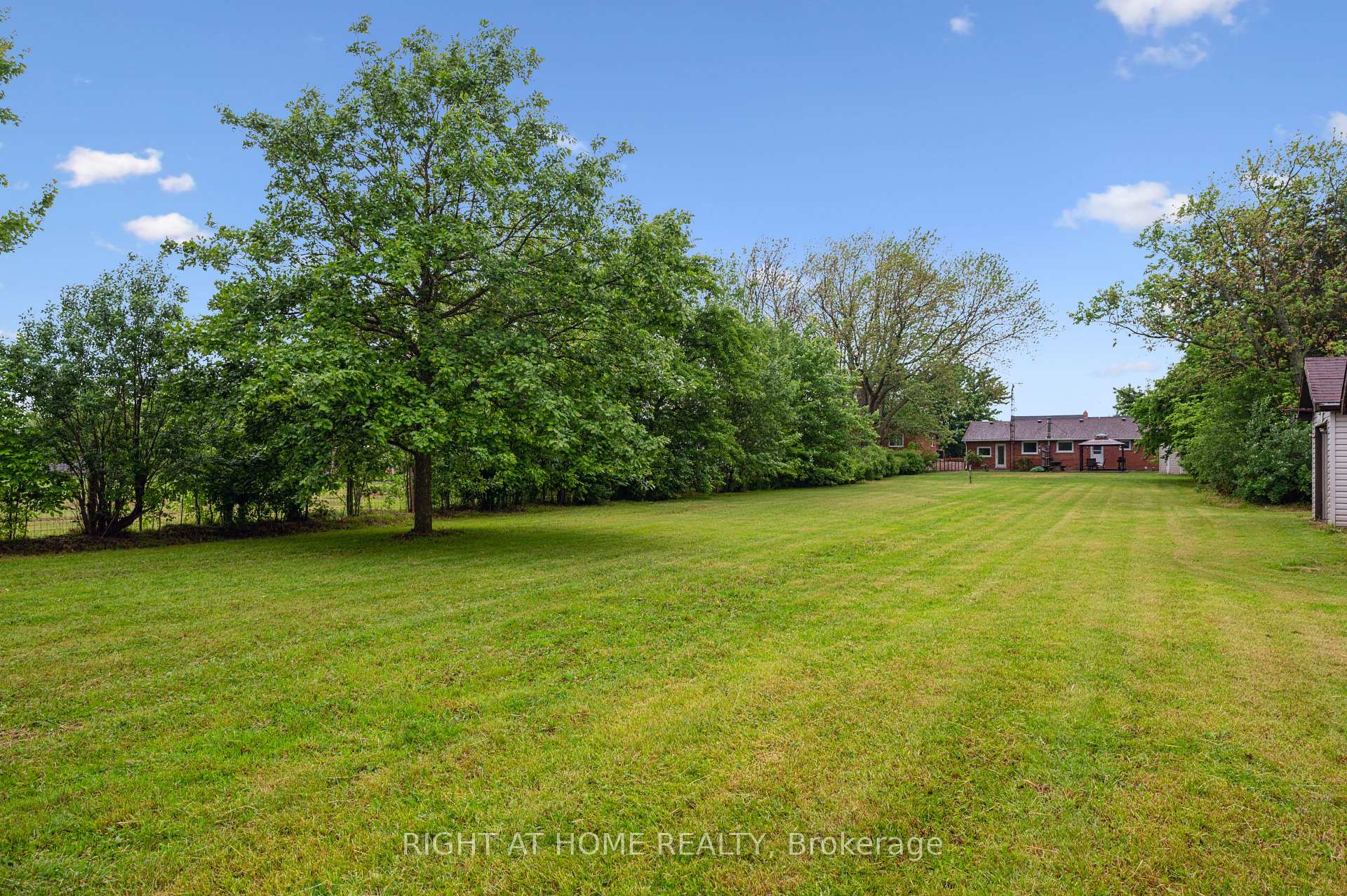 Photo 5 of 3567 South Grimsby 12 Road, Grimsby, Grimsby Escarpment — HOMEH