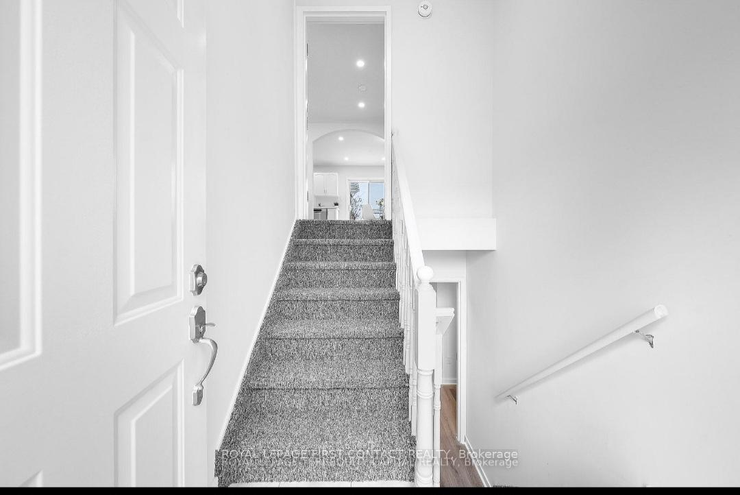 Photo 2 of Unit UPPER, 46 Forest Dale Drive, Barrie, Little Lake — HOMEH