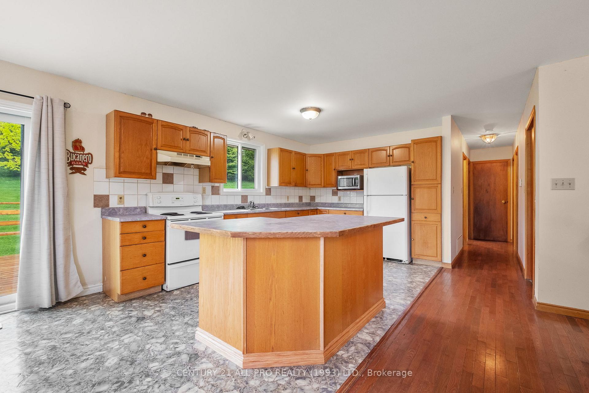 Photo 5 of 3791 Harwood Road, Hamilton Township, Rural Hamilton — HOMEH