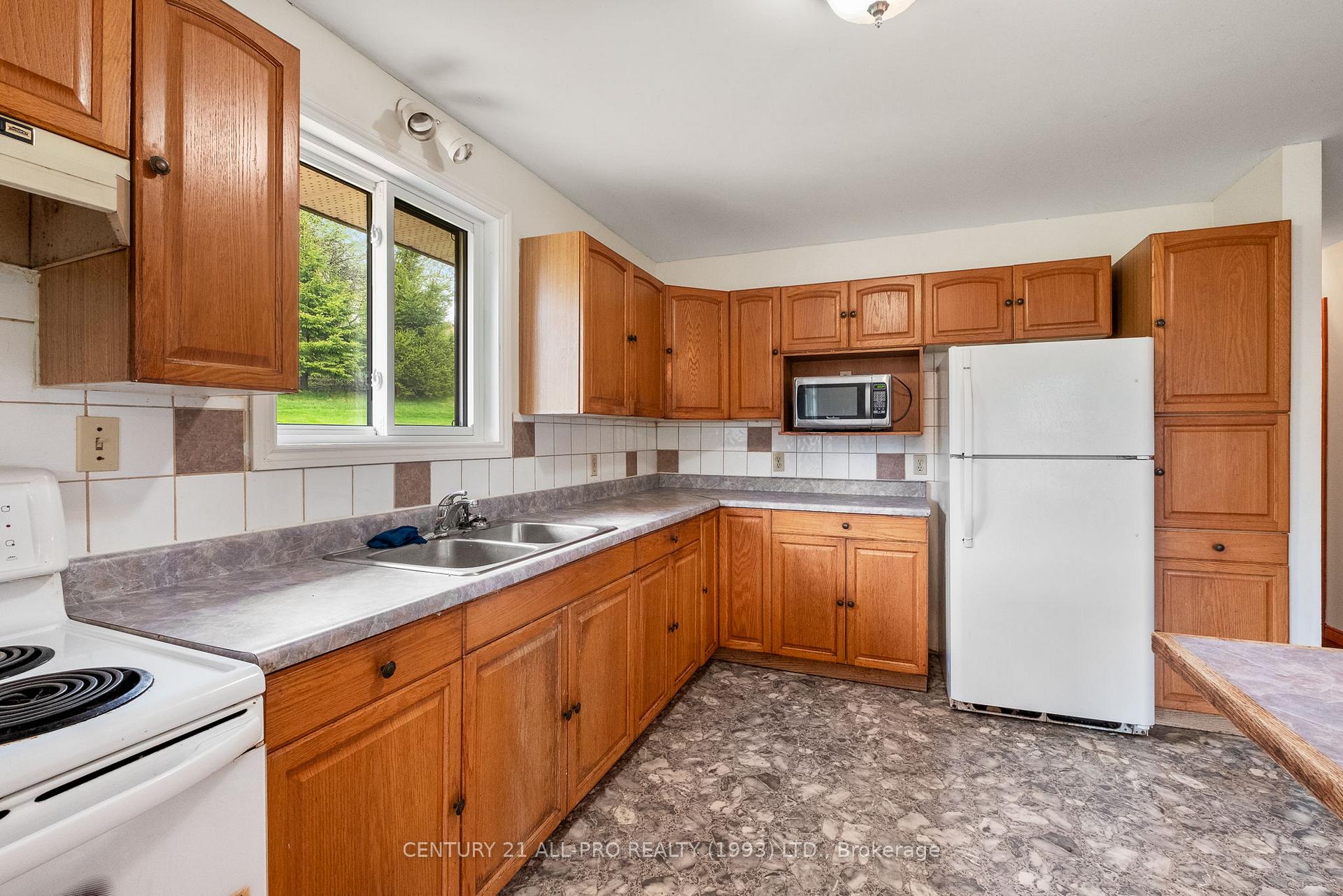 Photo 8 of 3791 Harwood Road, Hamilton Township, Rural Hamilton — HOMEH