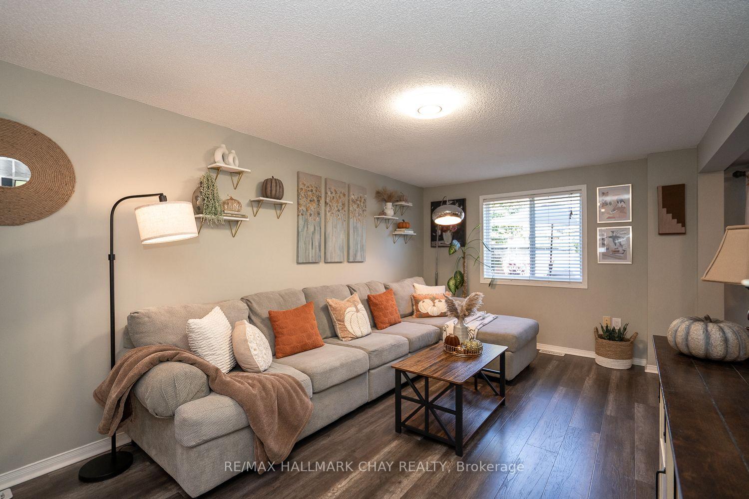Photo 6 of 24 Bibby Court, Barrie, Holly — HOMEH