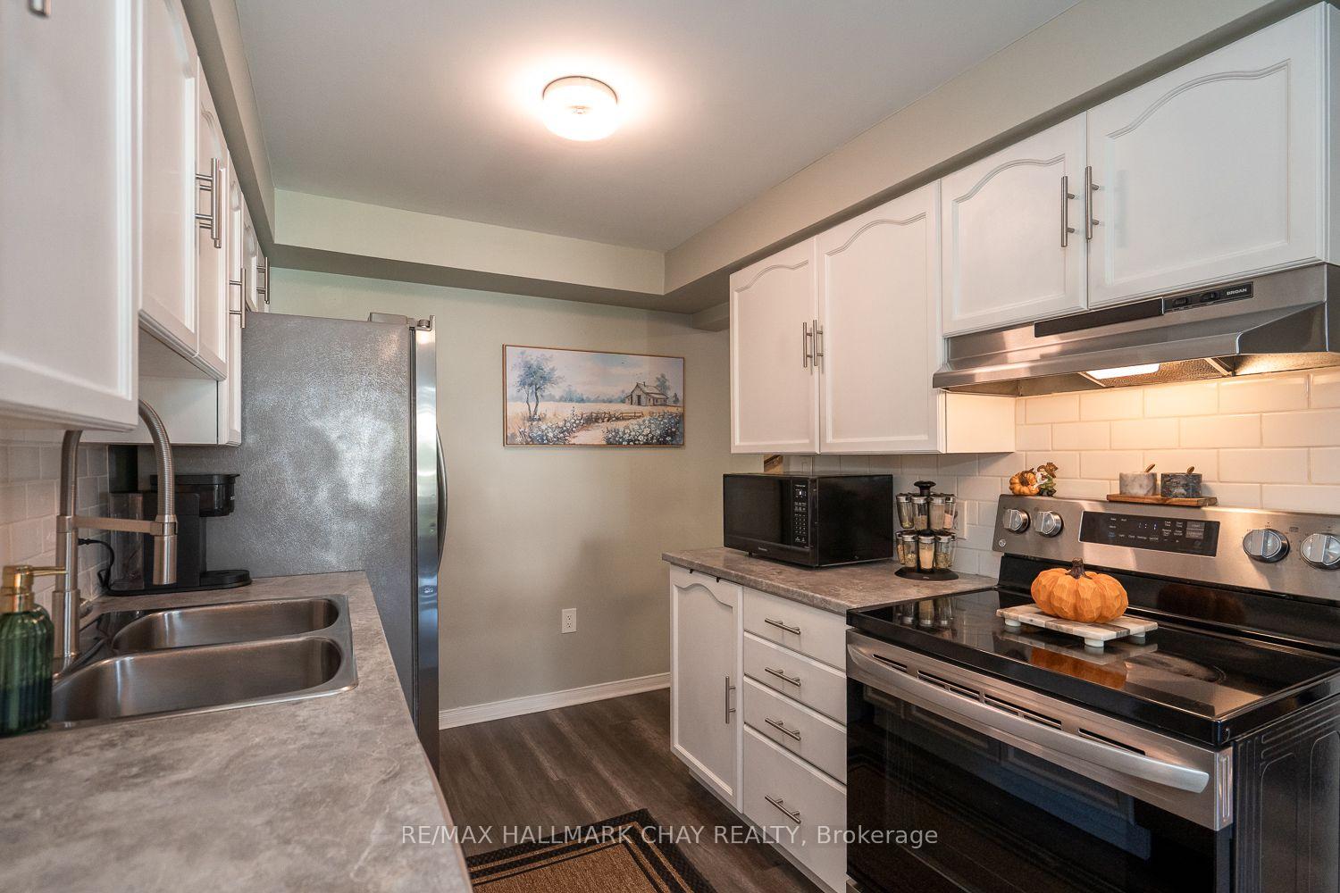 Photo 11 of 24 Bibby Court, Barrie, Holly — HOMEH