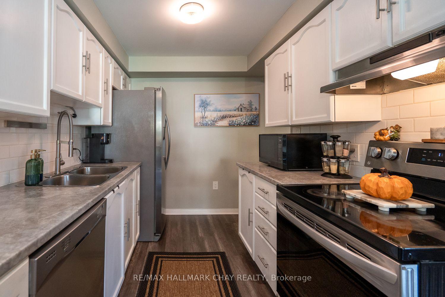 Photo 12 of 24 Bibby Court, Barrie, Holly — HOMEH