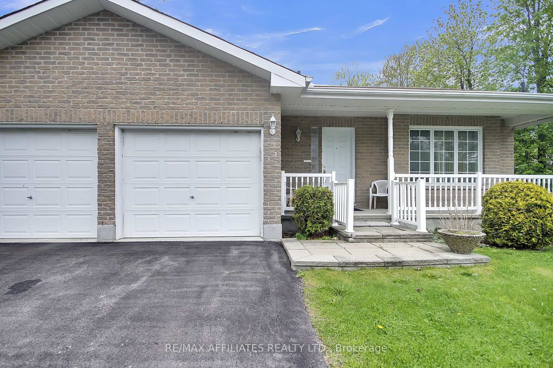 Front of 2032 Sun Vista Private