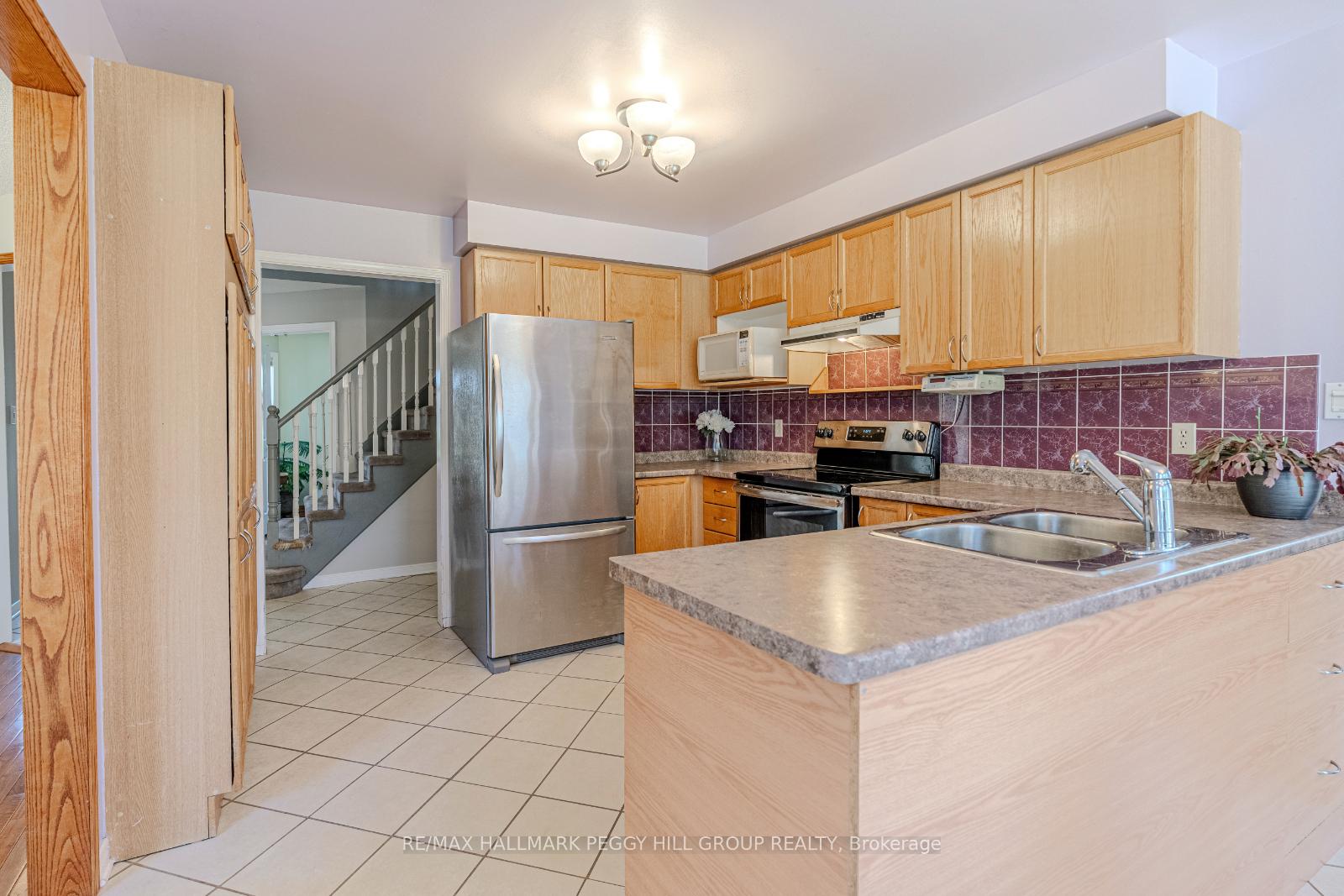 Photo 5 of 36 Ford Street, Barrie, West Bayfield — HOMEH