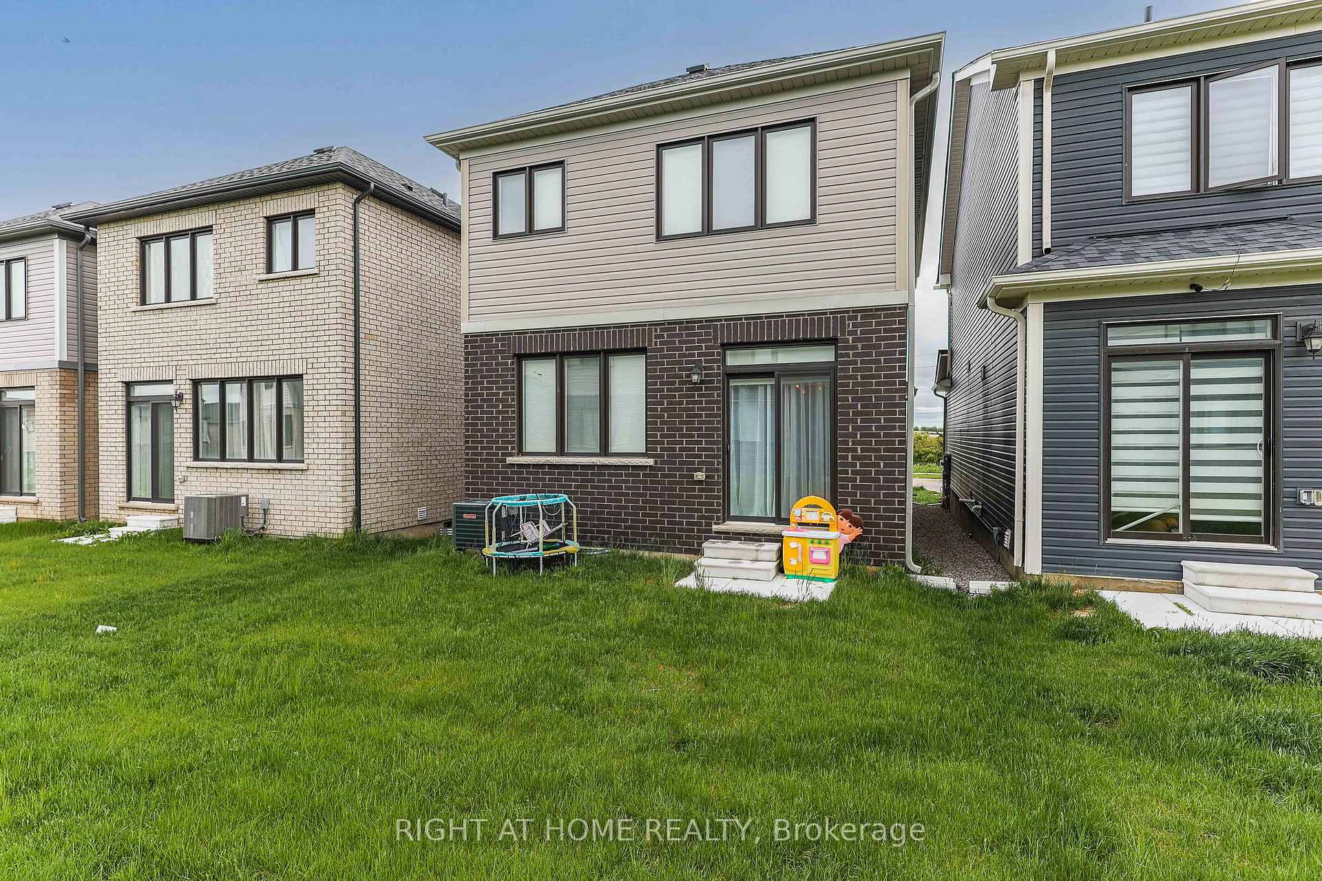 Photo 28 of 36 Lilac Circle, Haldimand — HOMEH