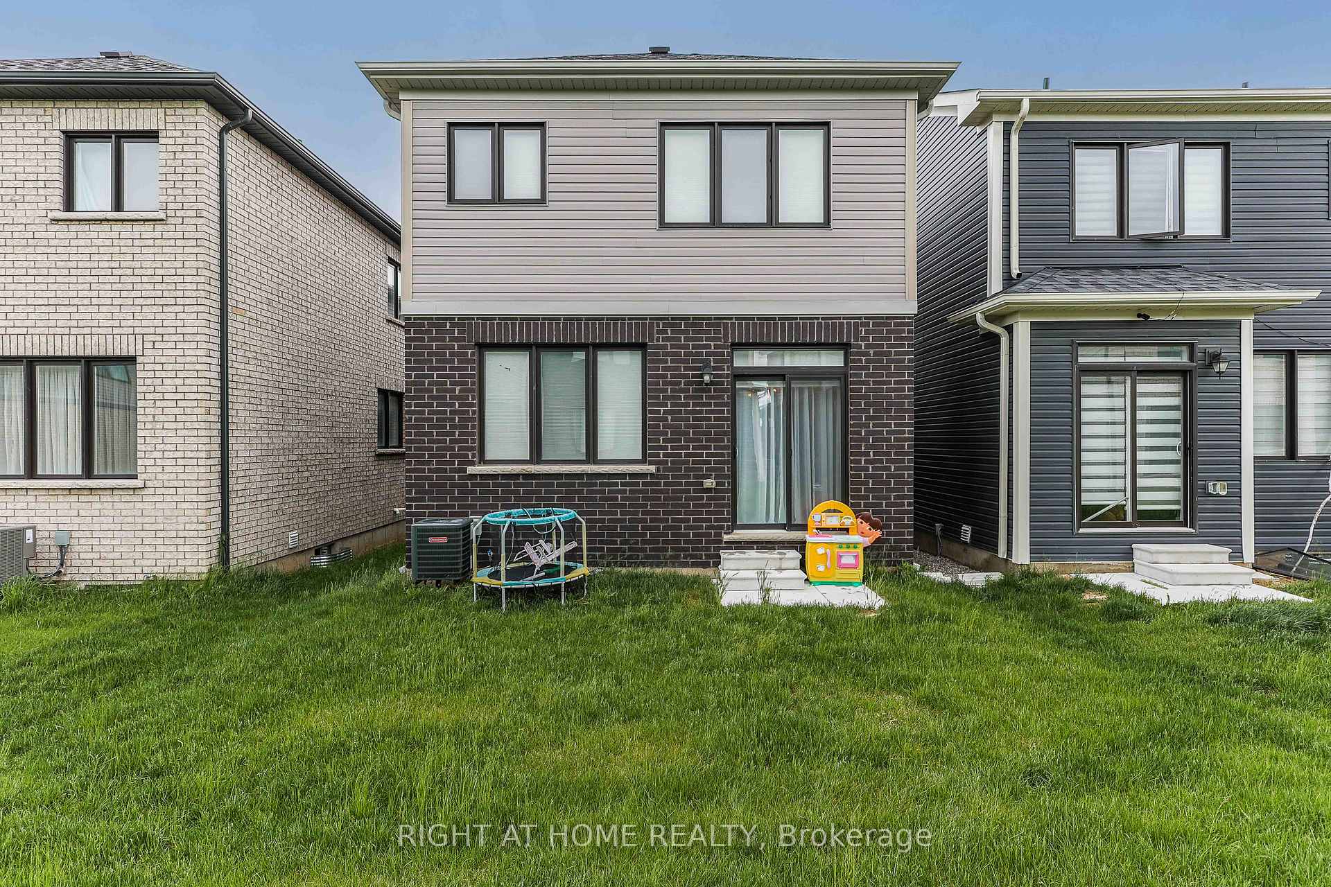 Photo 29 of 36 Lilac Circle, Haldimand — HOMEH
