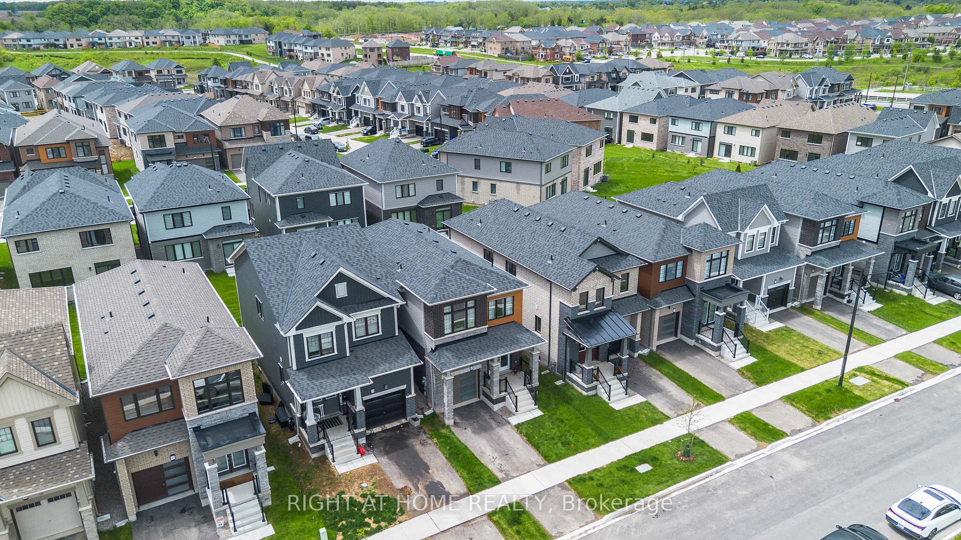 Photo 31 of 36 Lilac Circle, Haldimand — HOMEH