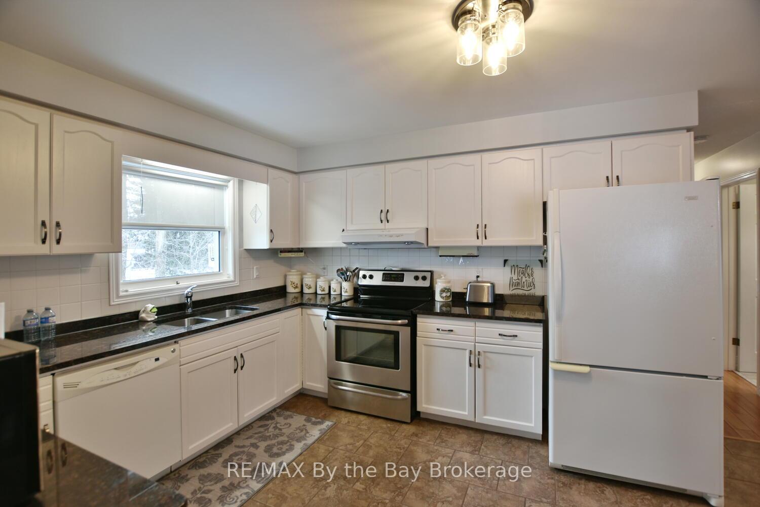 Photo 4 of 223 Oak Street, Clearview, Stayner — HOMEH