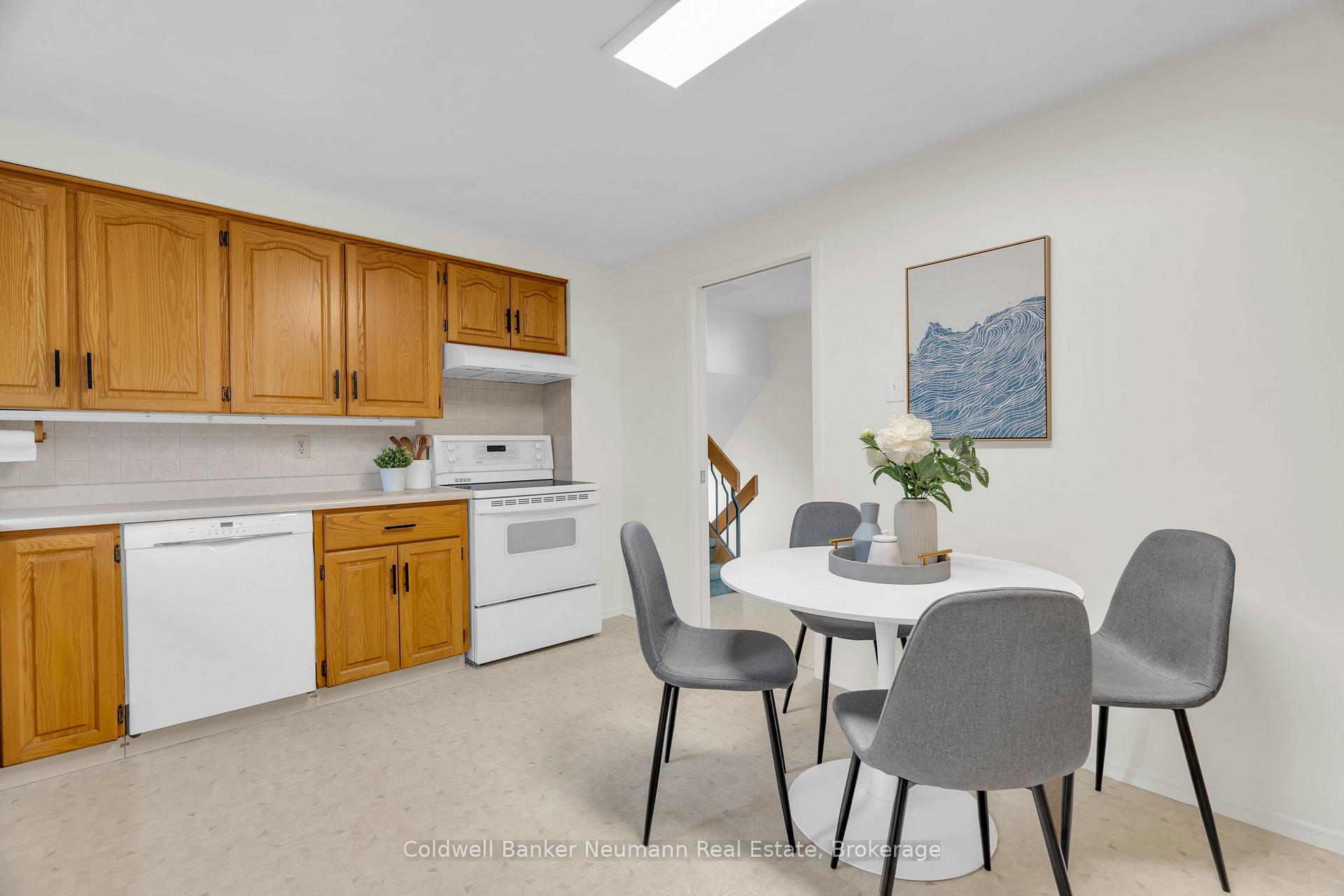 Photo 9 of 2 Lisa Lane, Guelph, Willow West/Sugarbush/West Acres — HOMEH