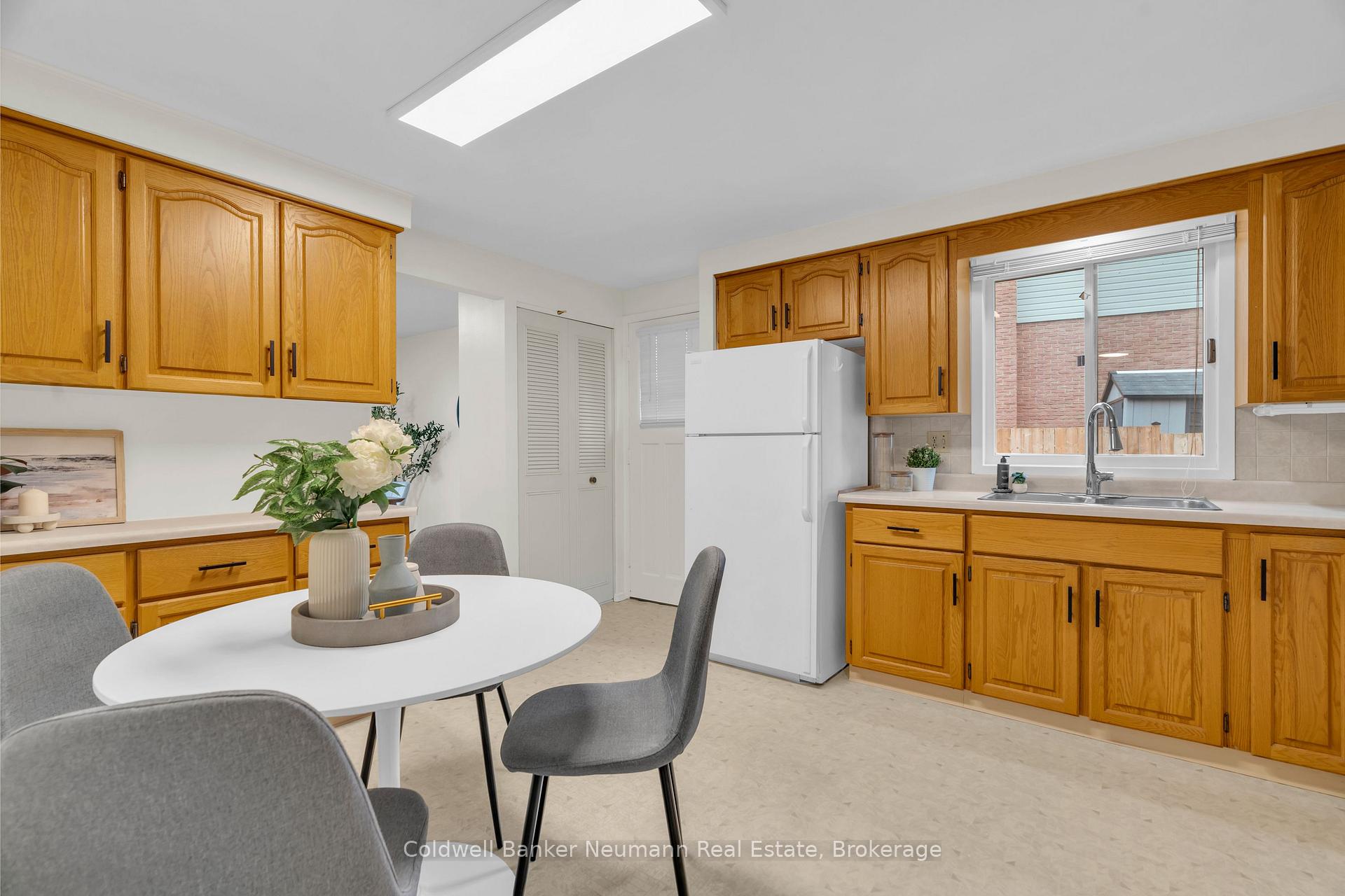 Photo 10 of 2 Lisa Lane, Guelph, Willow West/Sugarbush/West Acres — HOMEH
