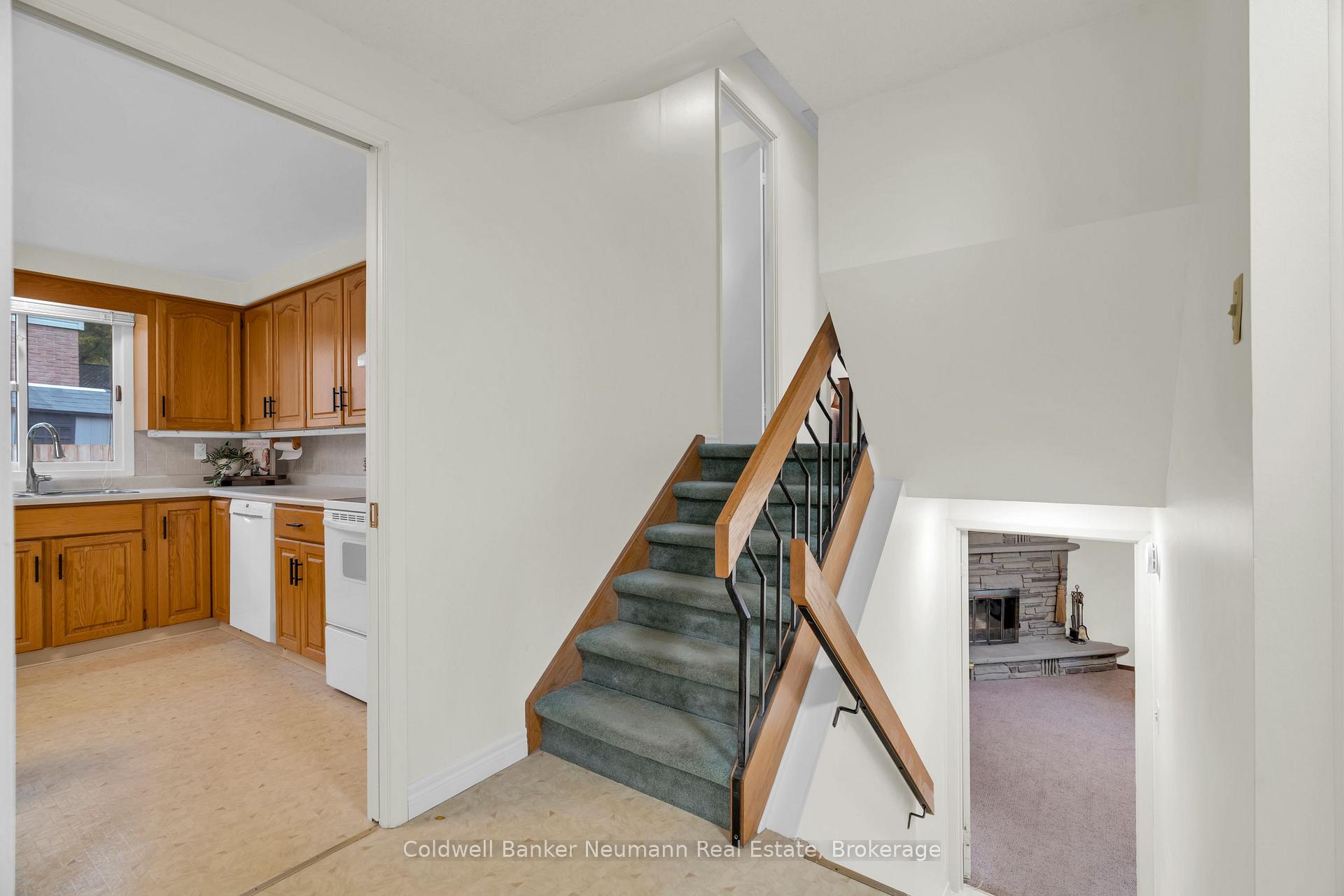 Photo 11 of 2 Lisa Lane, Guelph, Willow West/Sugarbush/West Acres — HOMEH