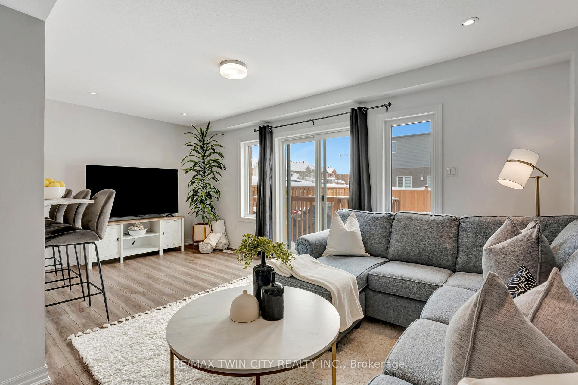 Photo 17 of 48 Bawcutt Crescent, Brant, Paris — HOMEH