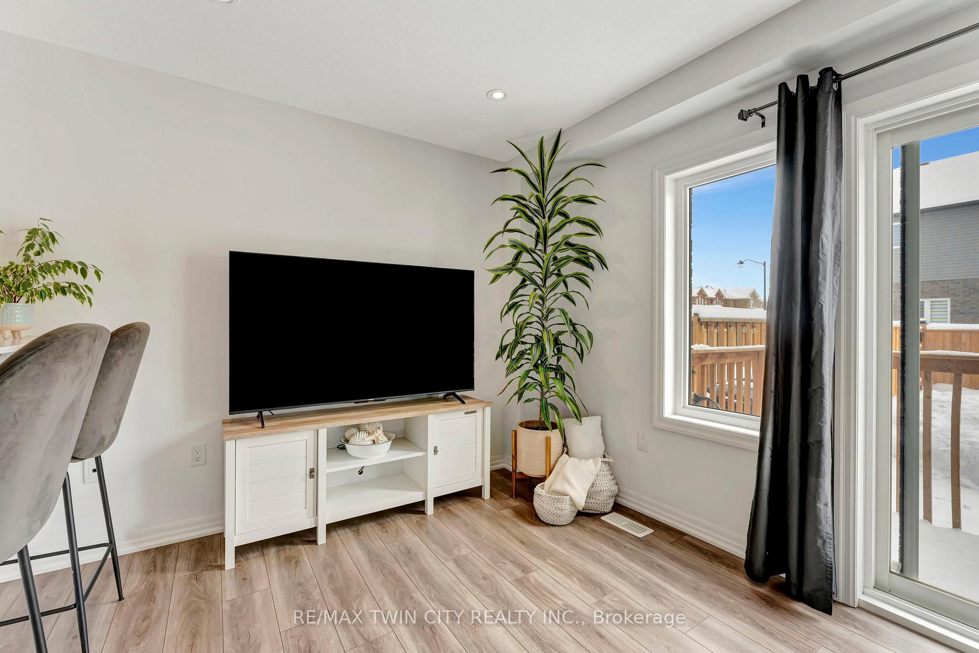 Photo 18 of 48 Bawcutt Crescent, Brant, Paris — HOMEH