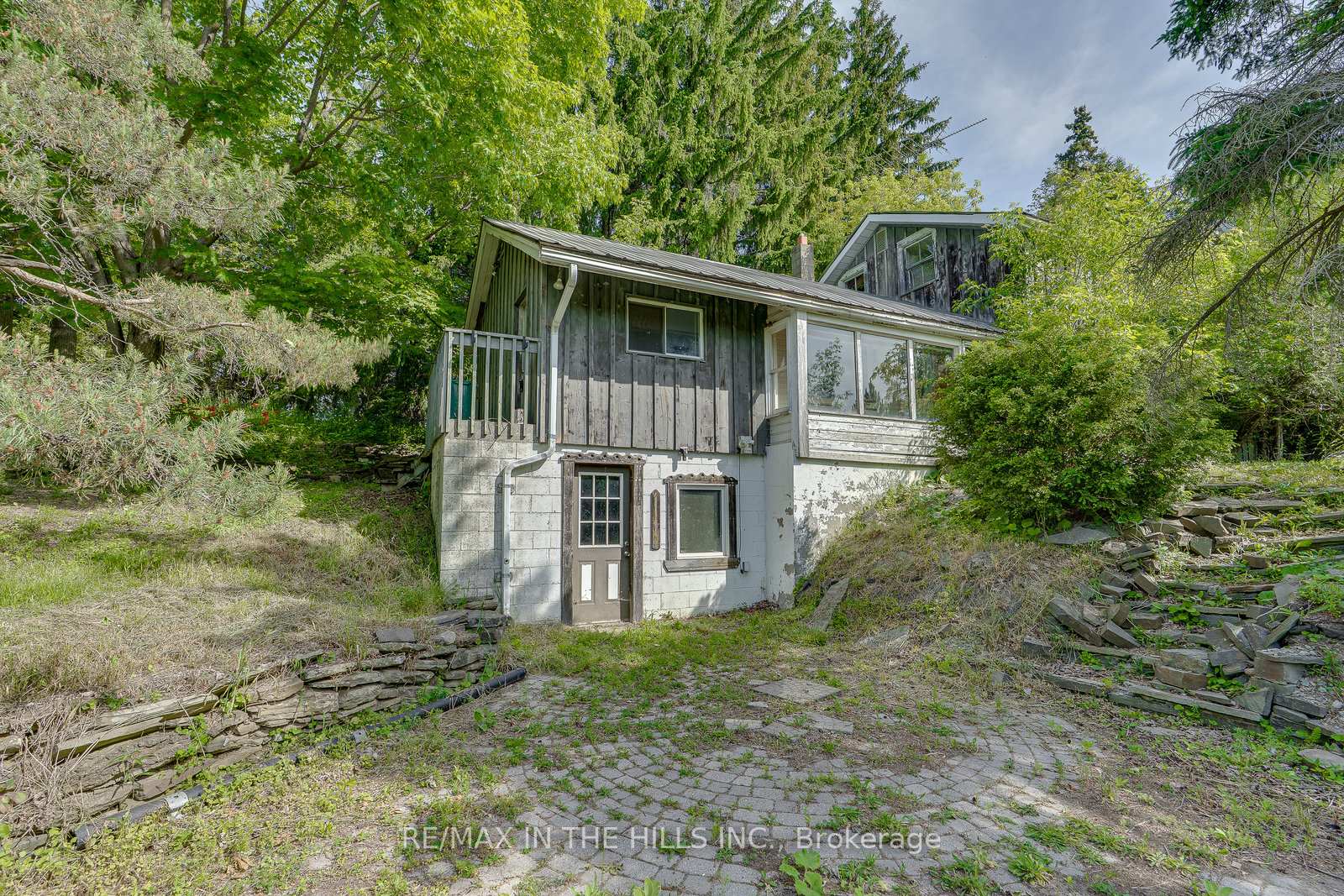 Front of 17632 Hurontario Street