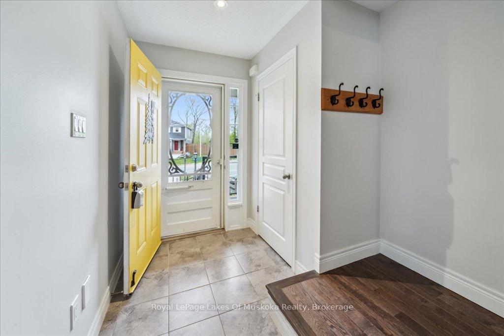 Photo 4 of 320 Pine Street E, Gravenhurst, Muskoka (S) — HOMEH