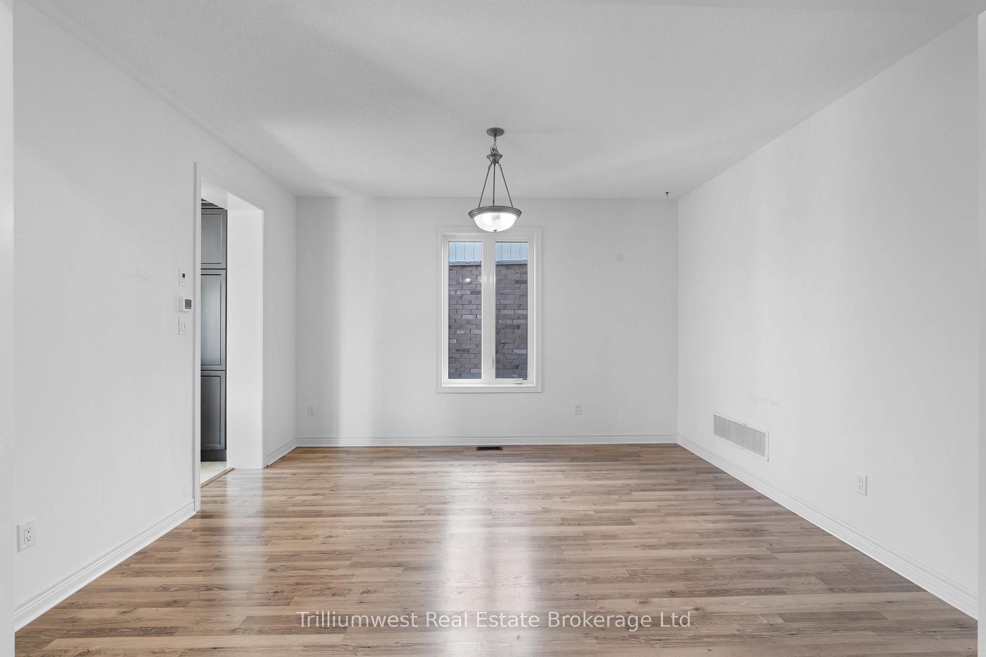 Photo 5 of 79 Barlow Place, Brant, Paris — HOMEH