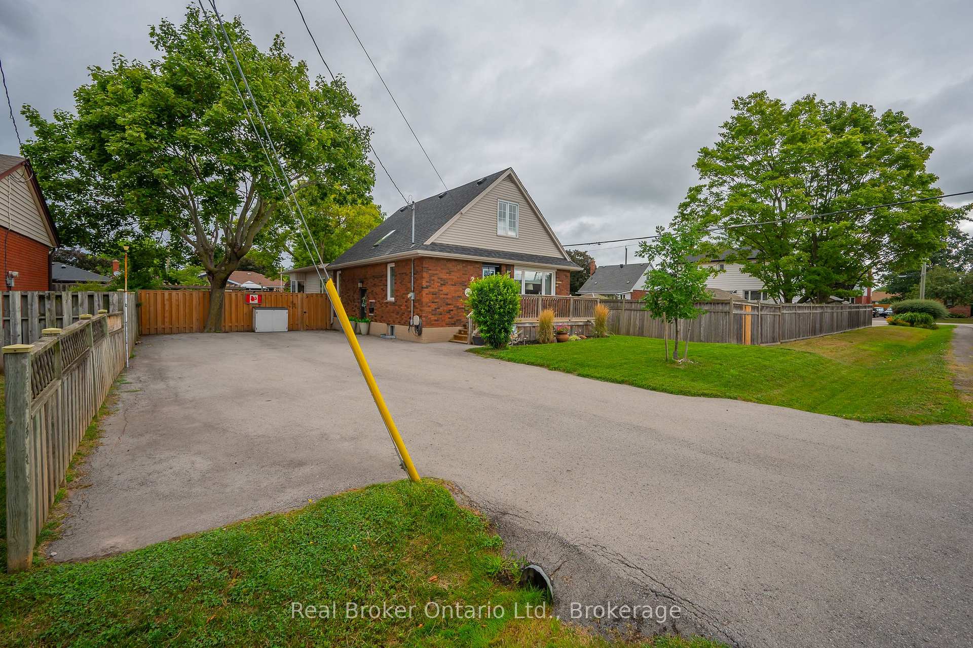 Photo 4 of 2 Cherry Avenue, Grimsby, Grimsby Beach — HOMEH