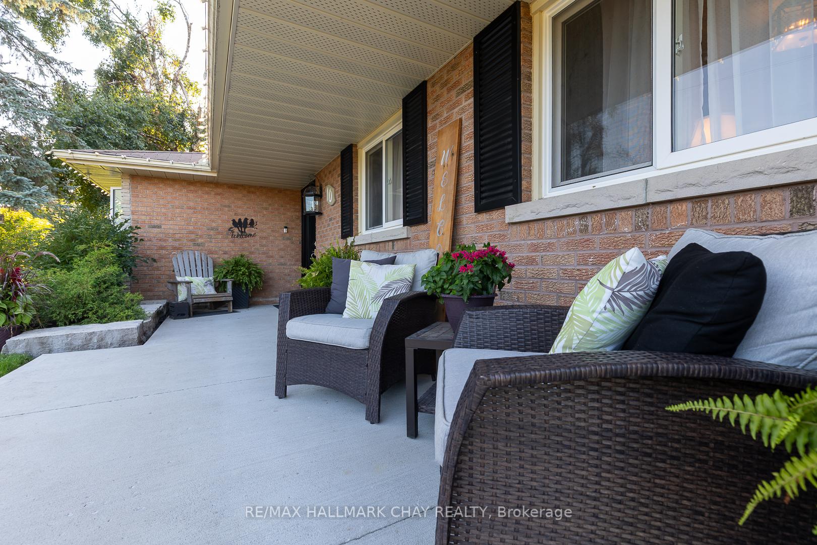 Photo 3 of 10 Ottaway Avenue, Barrie, Wellington — HOMEH