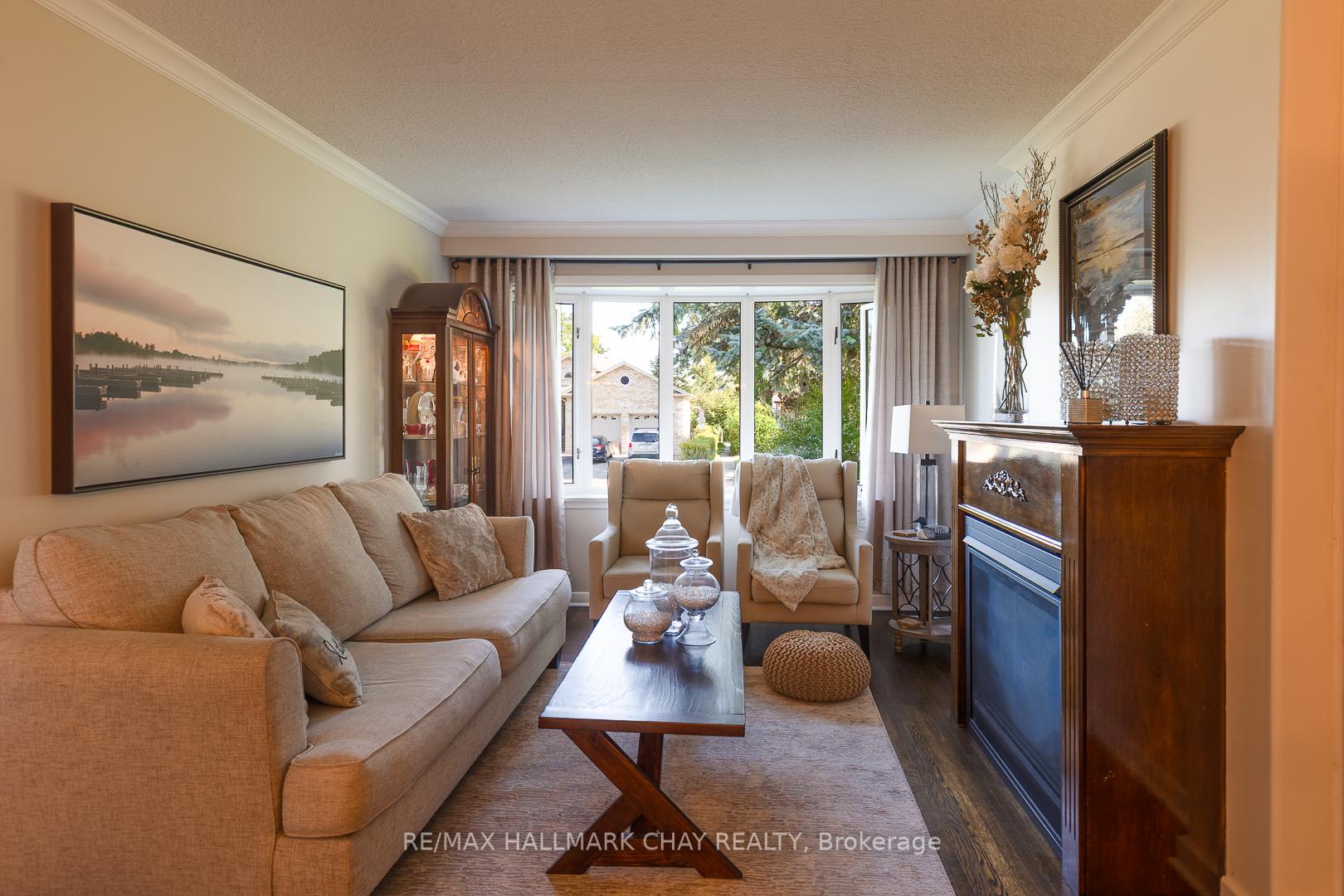 Photo 5 of 10 Ottaway Avenue, Barrie, Wellington — HOMEH