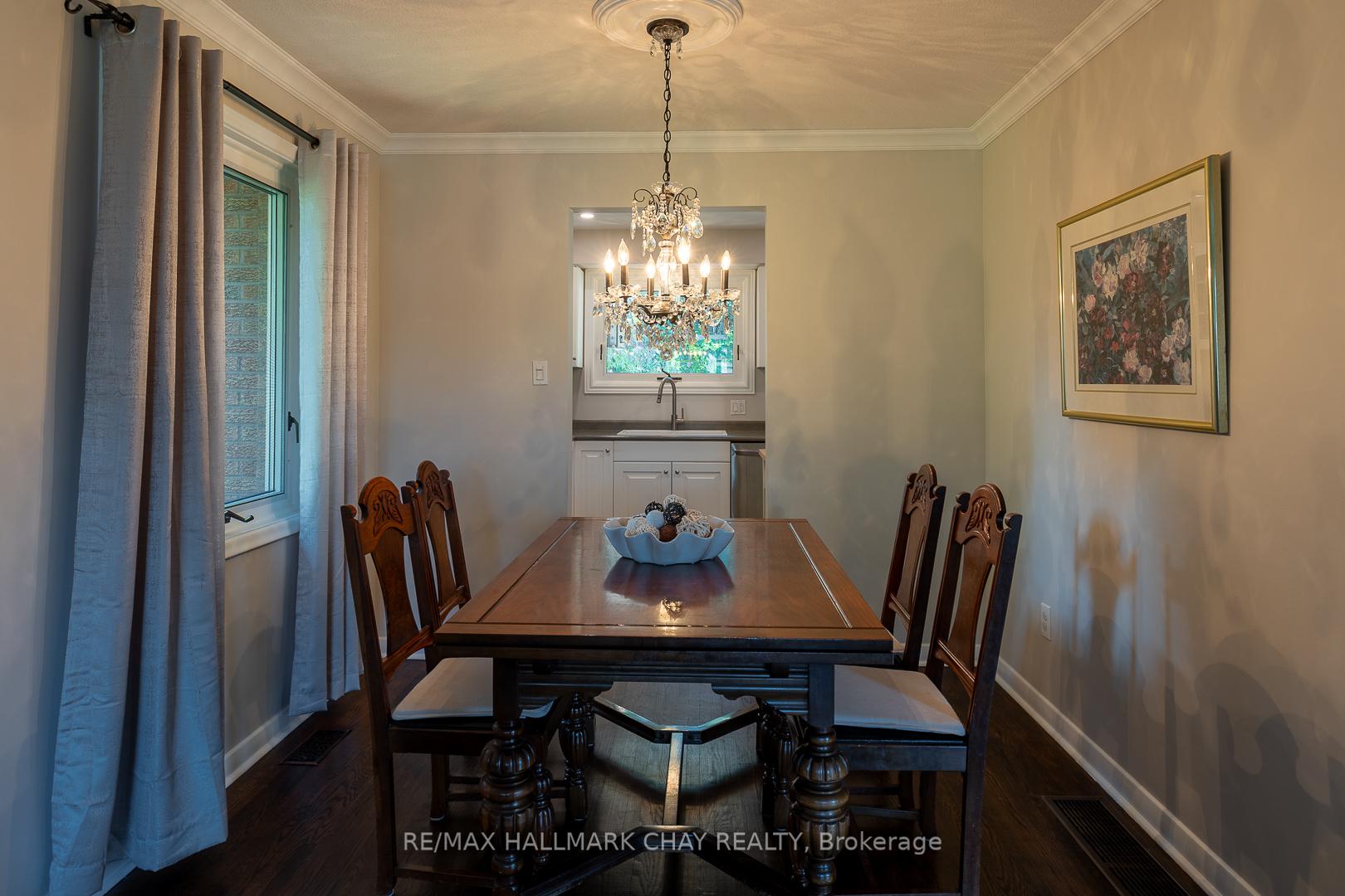 Photo 7 of 10 Ottaway Avenue, Barrie, Wellington — HOMEH