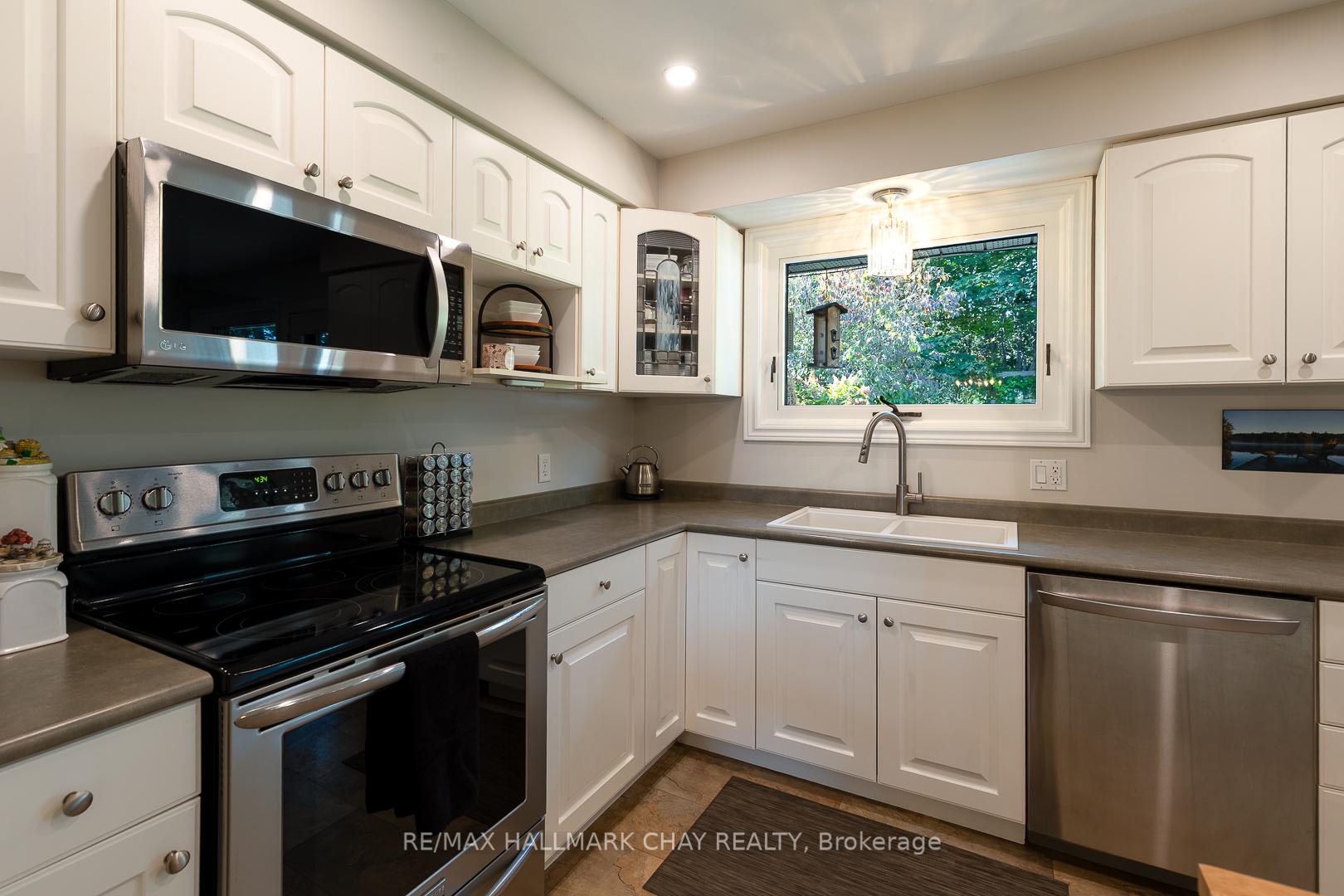 Photo 9 of 10 Ottaway Avenue, Barrie, Wellington — HOMEH