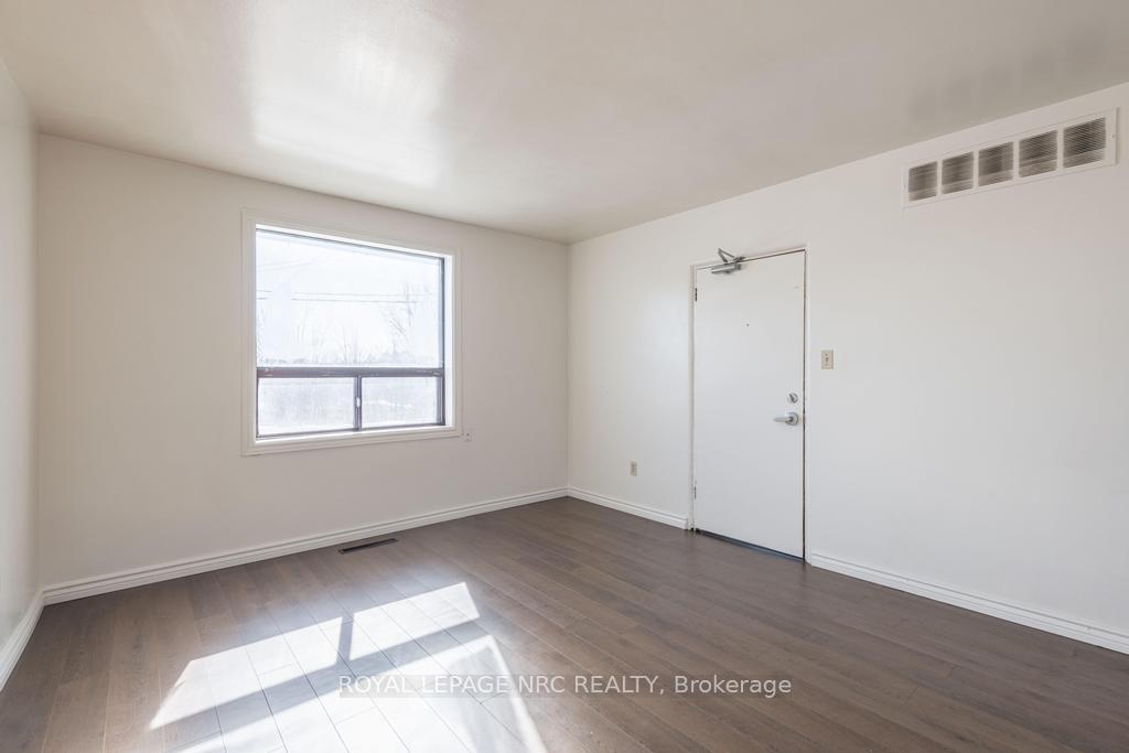 Photo 2 of Unit Unit 3, 389 Elizabeth Street, Grimsby, Grimsby Beach — HOMEH