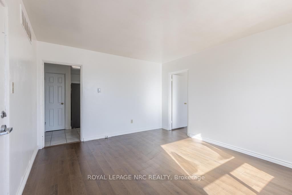 Photo 3 of Unit Unit 3, 389 Elizabeth Street, Grimsby, Grimsby Beach — HOMEH