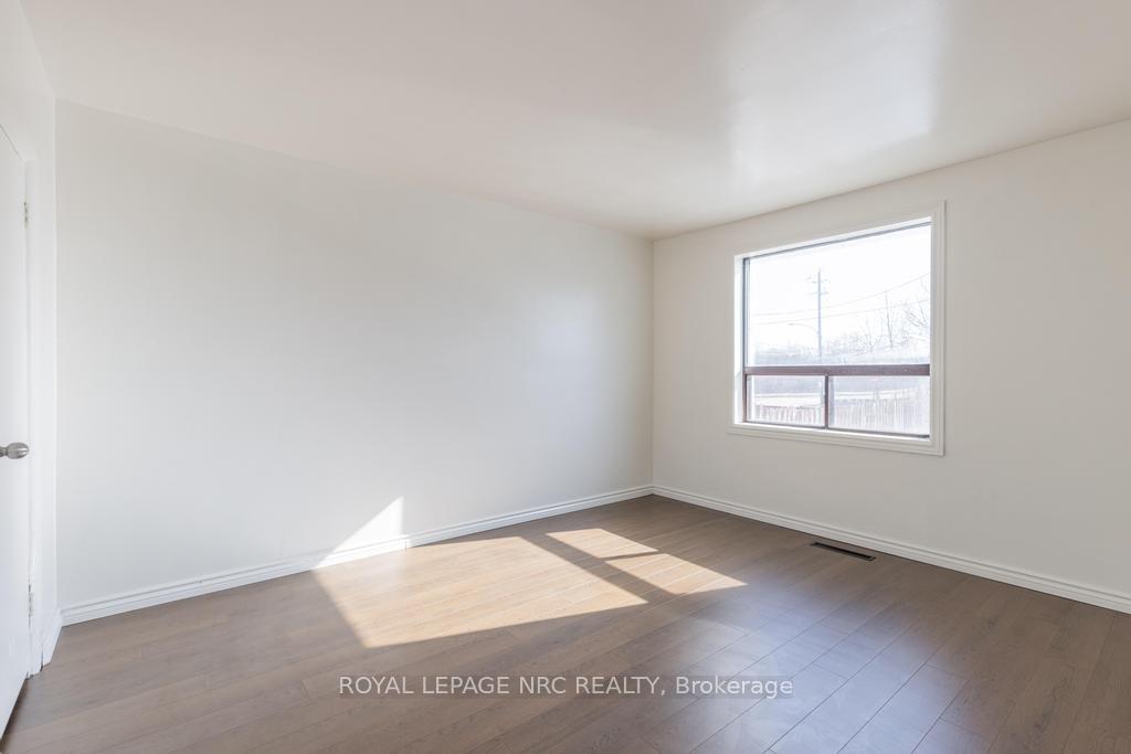 Photo 4 of Unit Unit 3, 389 Elizabeth Street, Grimsby, Grimsby Beach — HOMEH