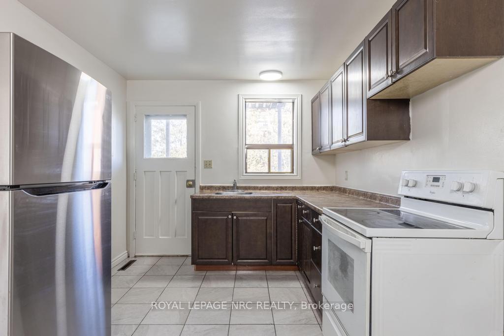 Photo 6 of Unit Unit 3, 389 Elizabeth Street, Grimsby, Grimsby Beach — HOMEH